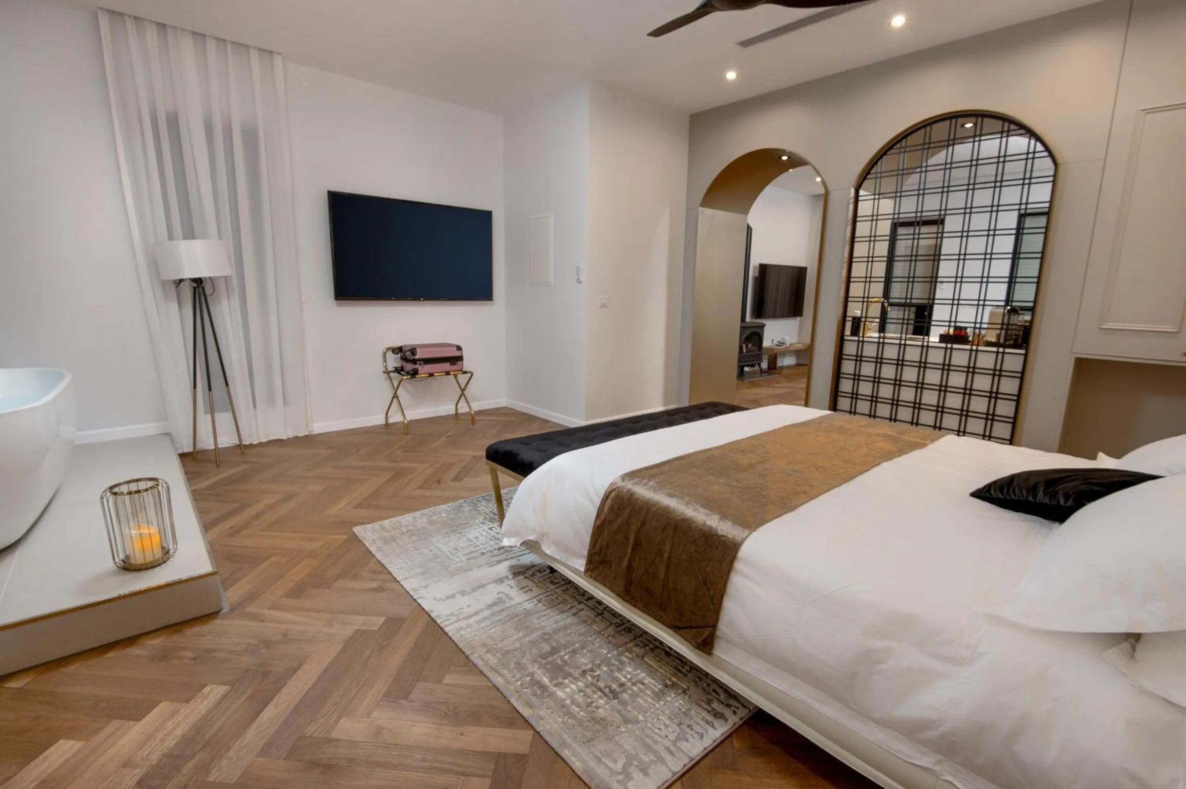 Bedroom, Bed in Alonella