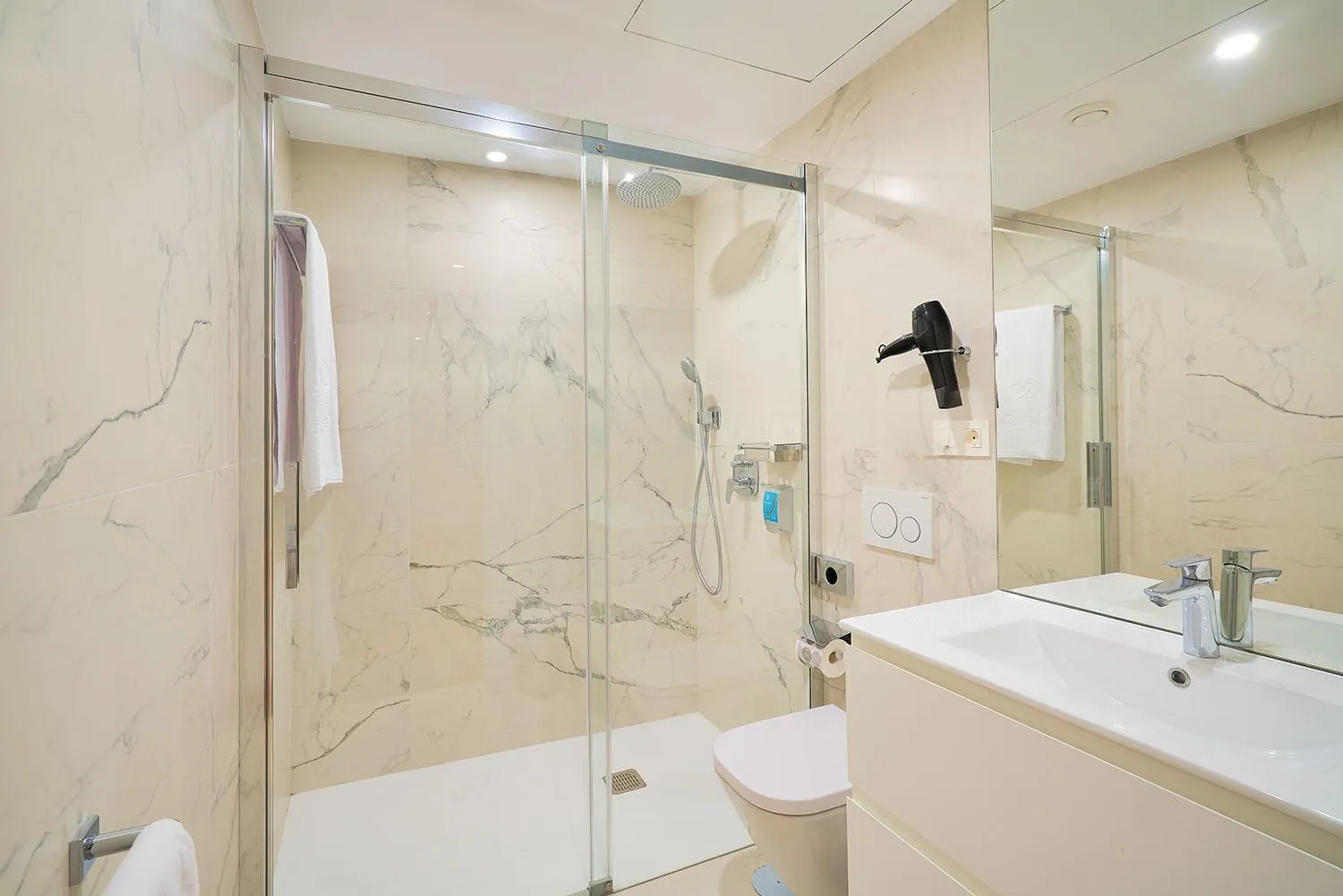 Bathroom in Tandem Torres de Cádiz Suites