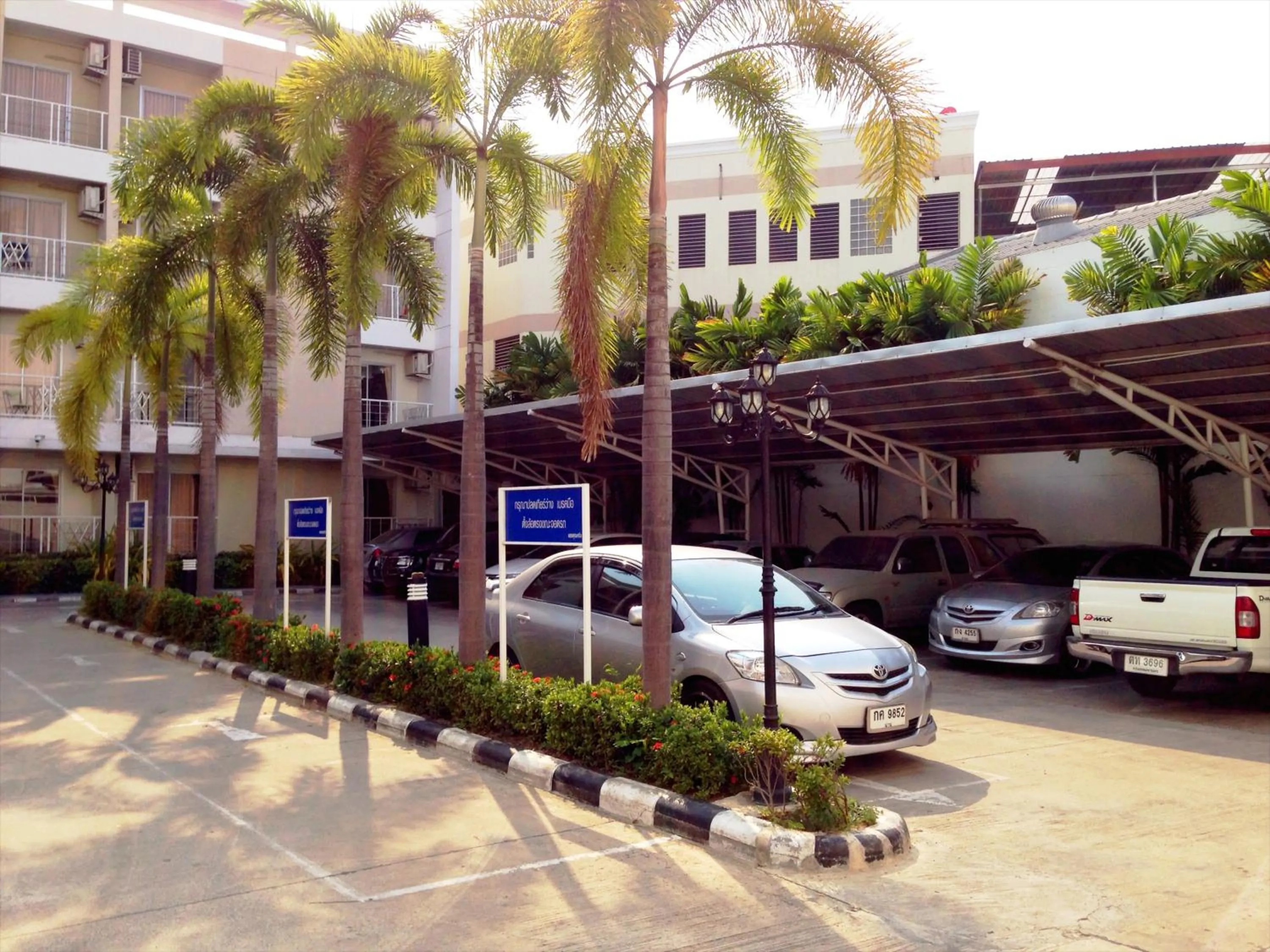 Facade/entrance in Baanbudsarin Apartment