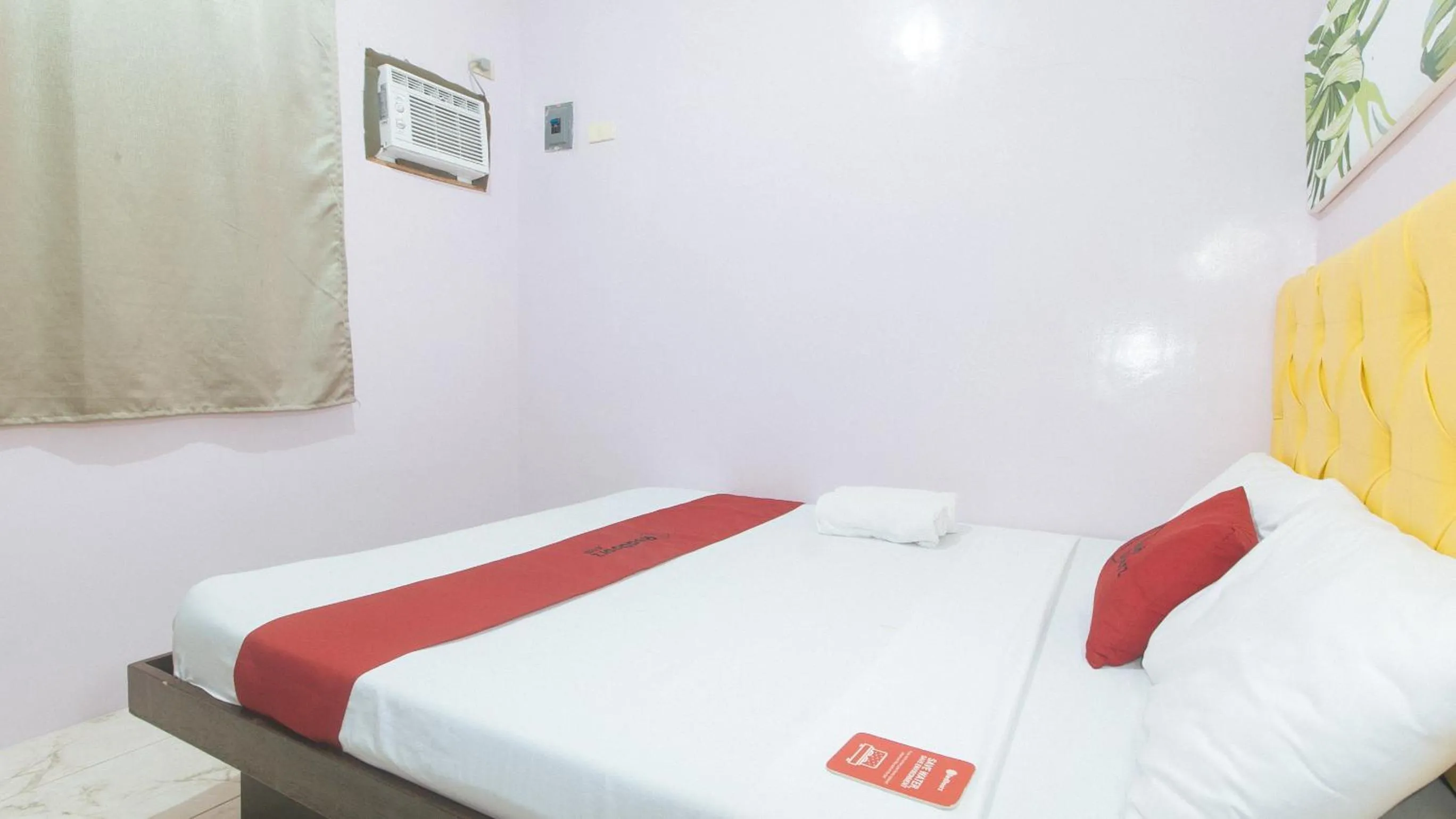 Bed in RedDoorz at Queens Hometel