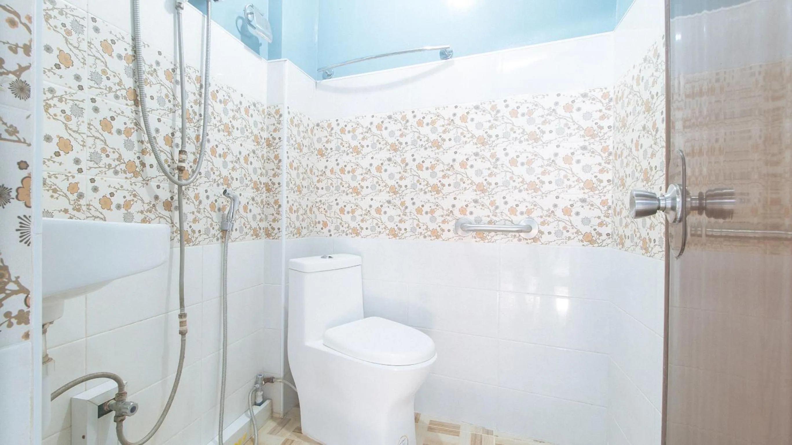 Shower in RedDoorz at Queens Hometel