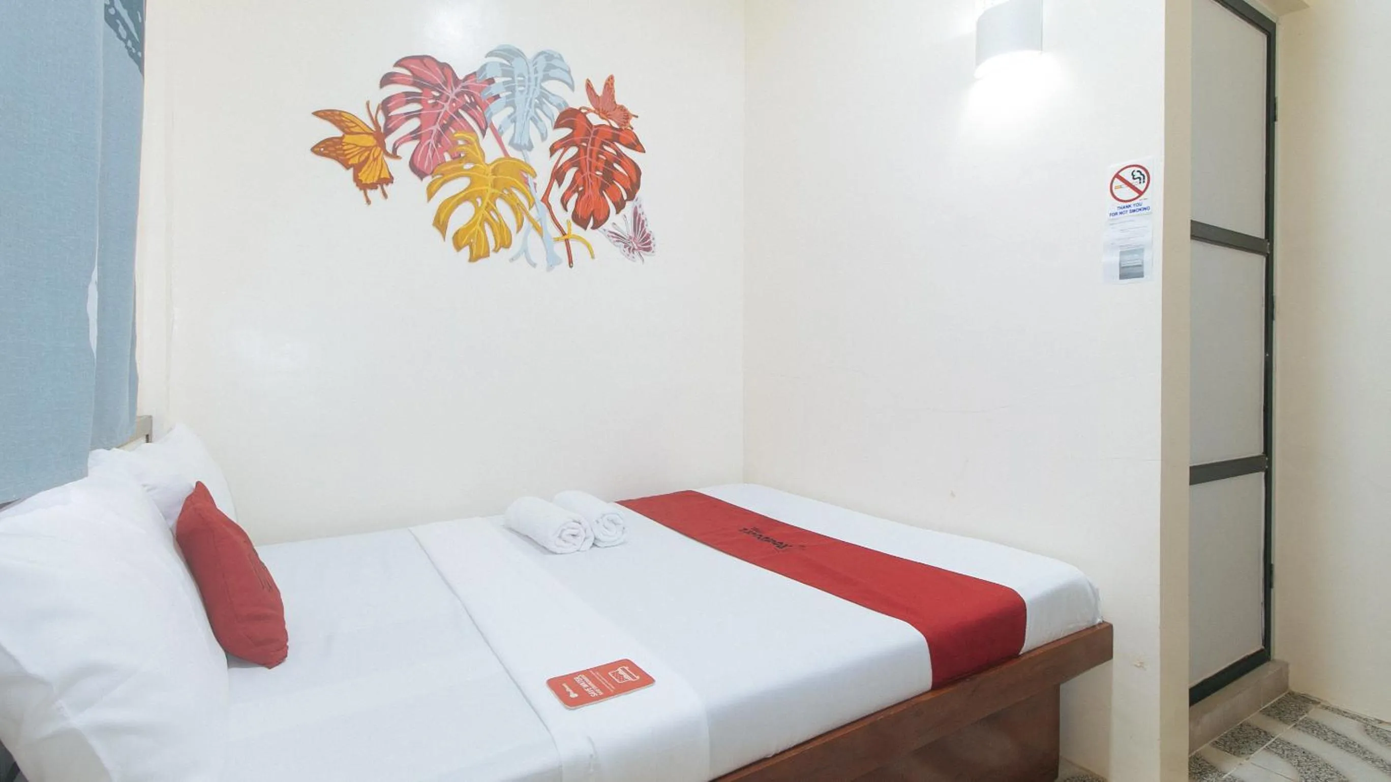 Bed in RedDoorz at Queens Hometel
