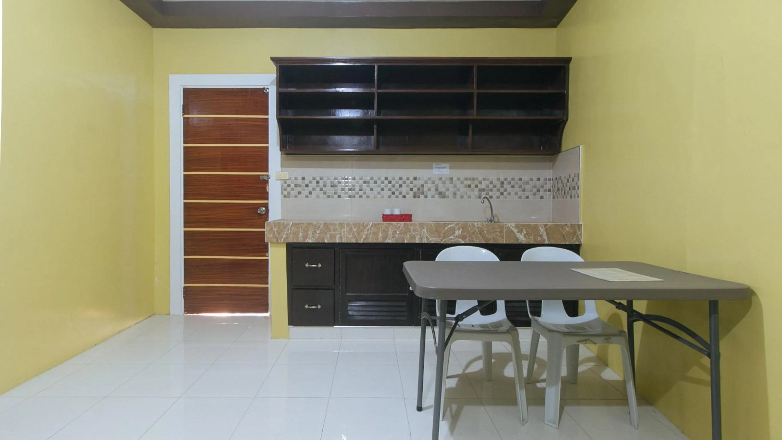 Kitchen or kitchenette in RedDoorz at Queens Hometel