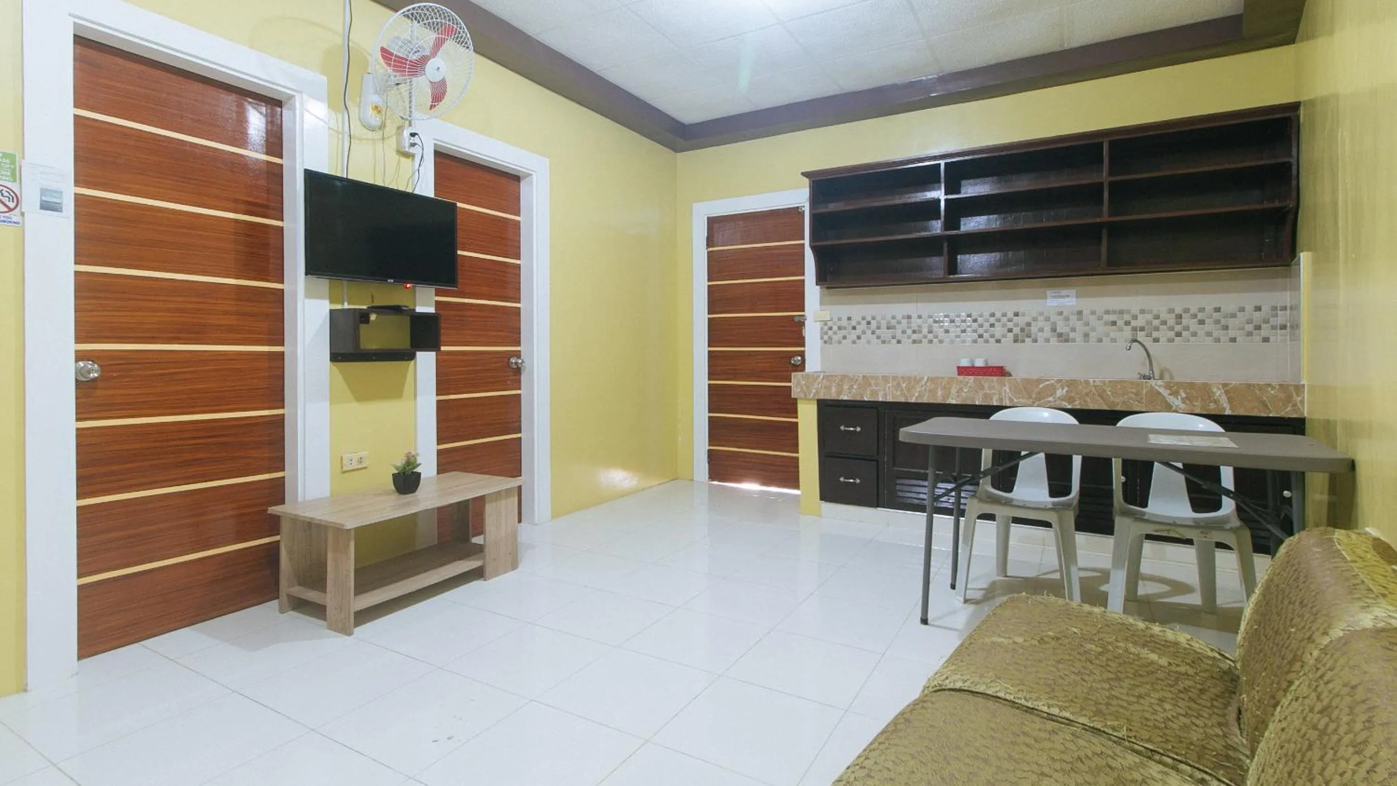 TV and multimedia in RedDoorz at Queens Hometel