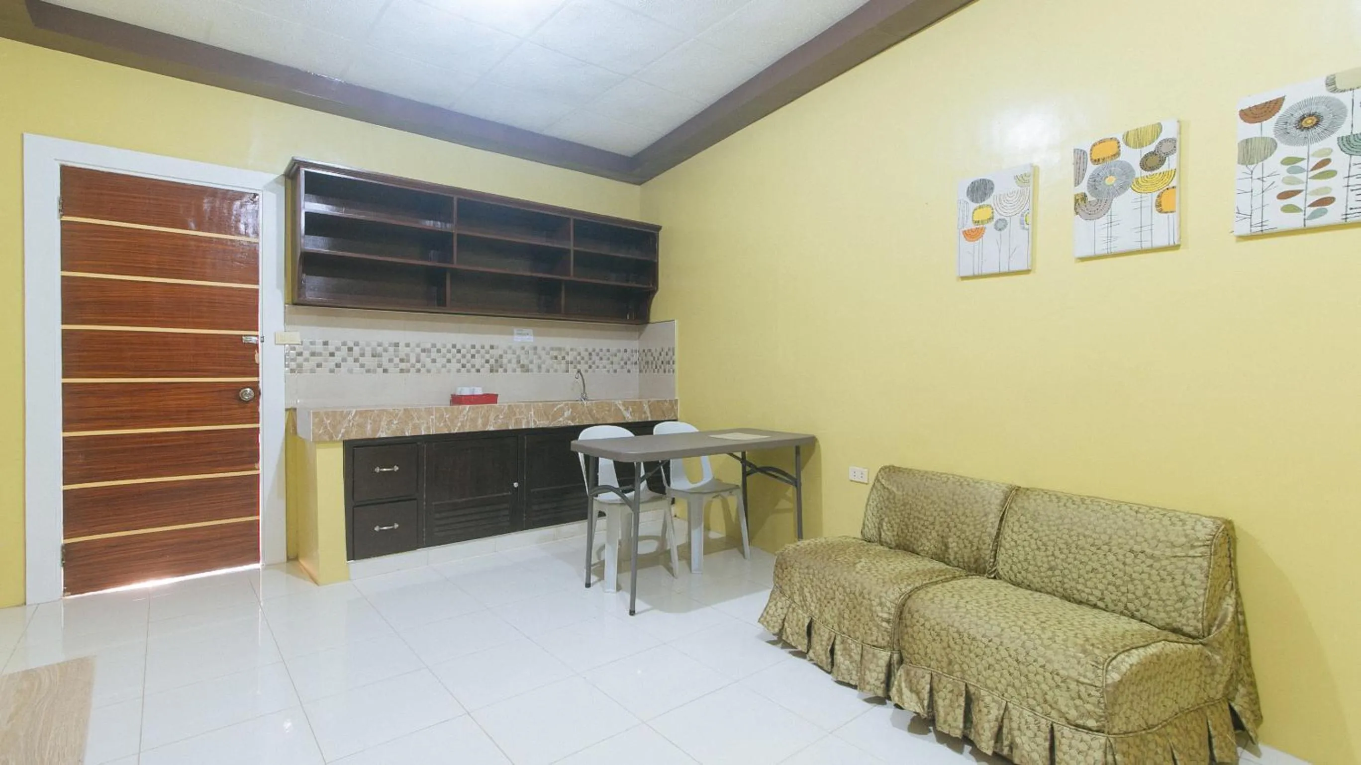 Kitchen or kitchenette in RedDoorz at Queens Hometel