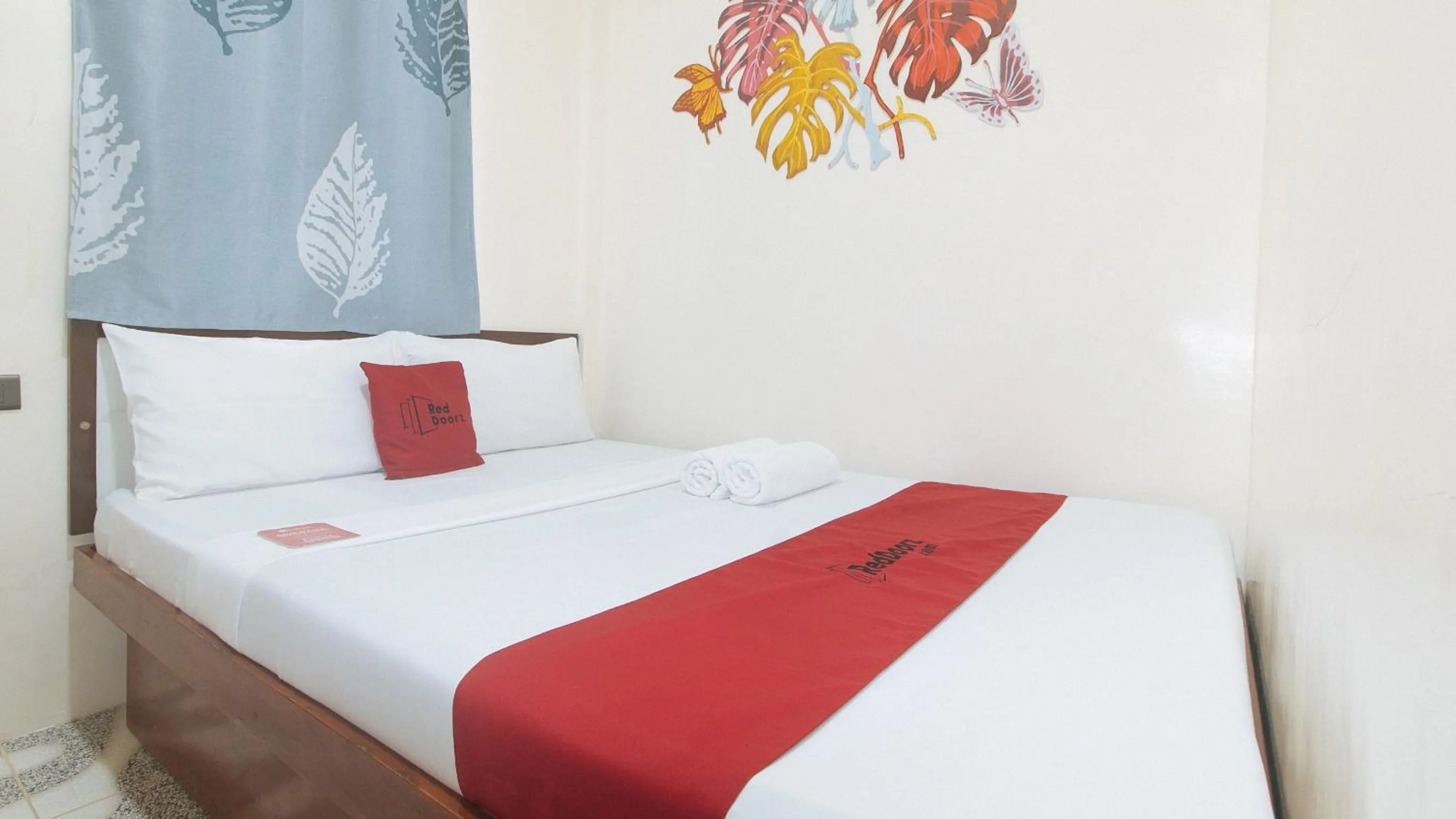 Bed in RedDoorz at Queens Hometel