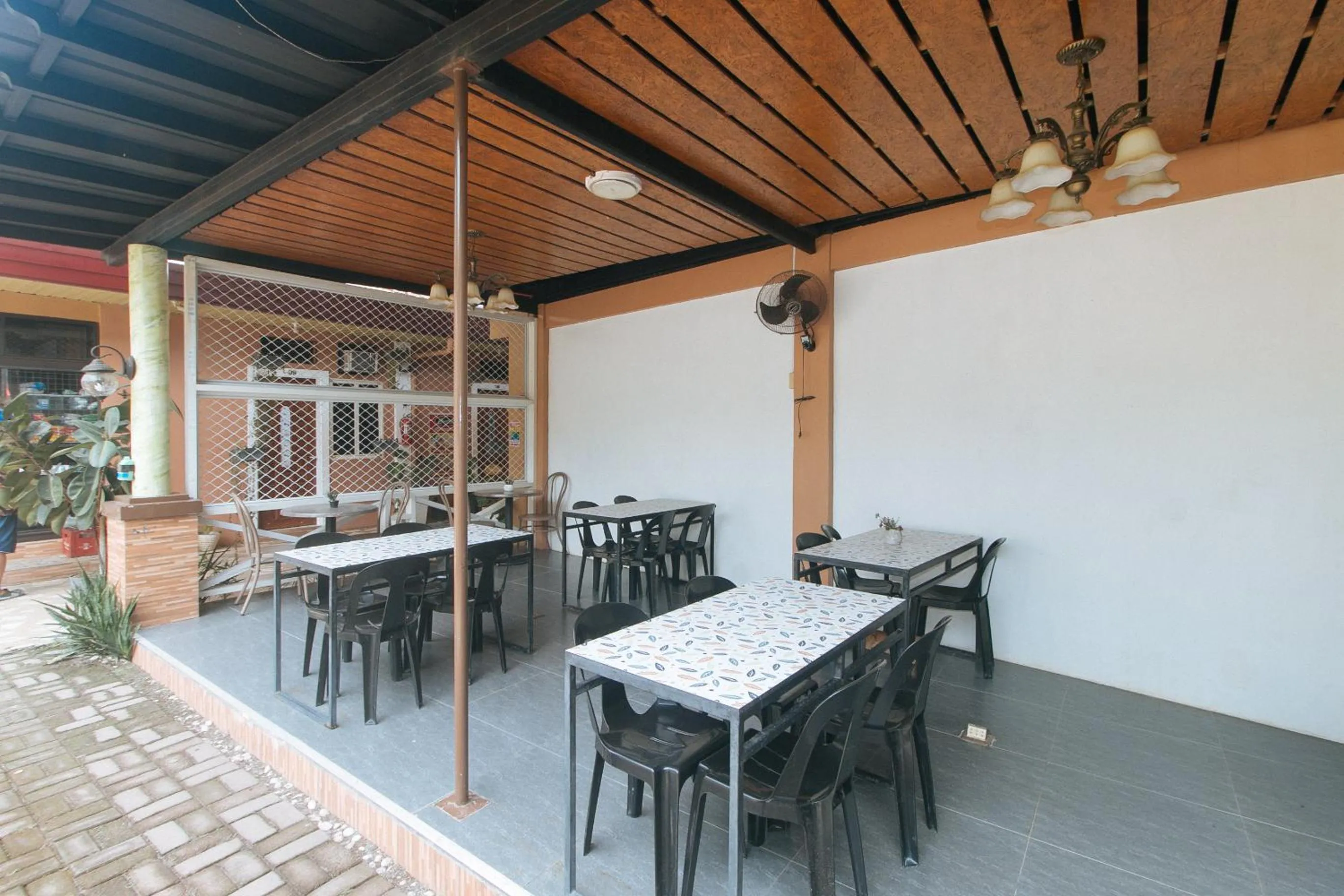 Restaurant/places to eat in RedDoorz at Queens Hometel