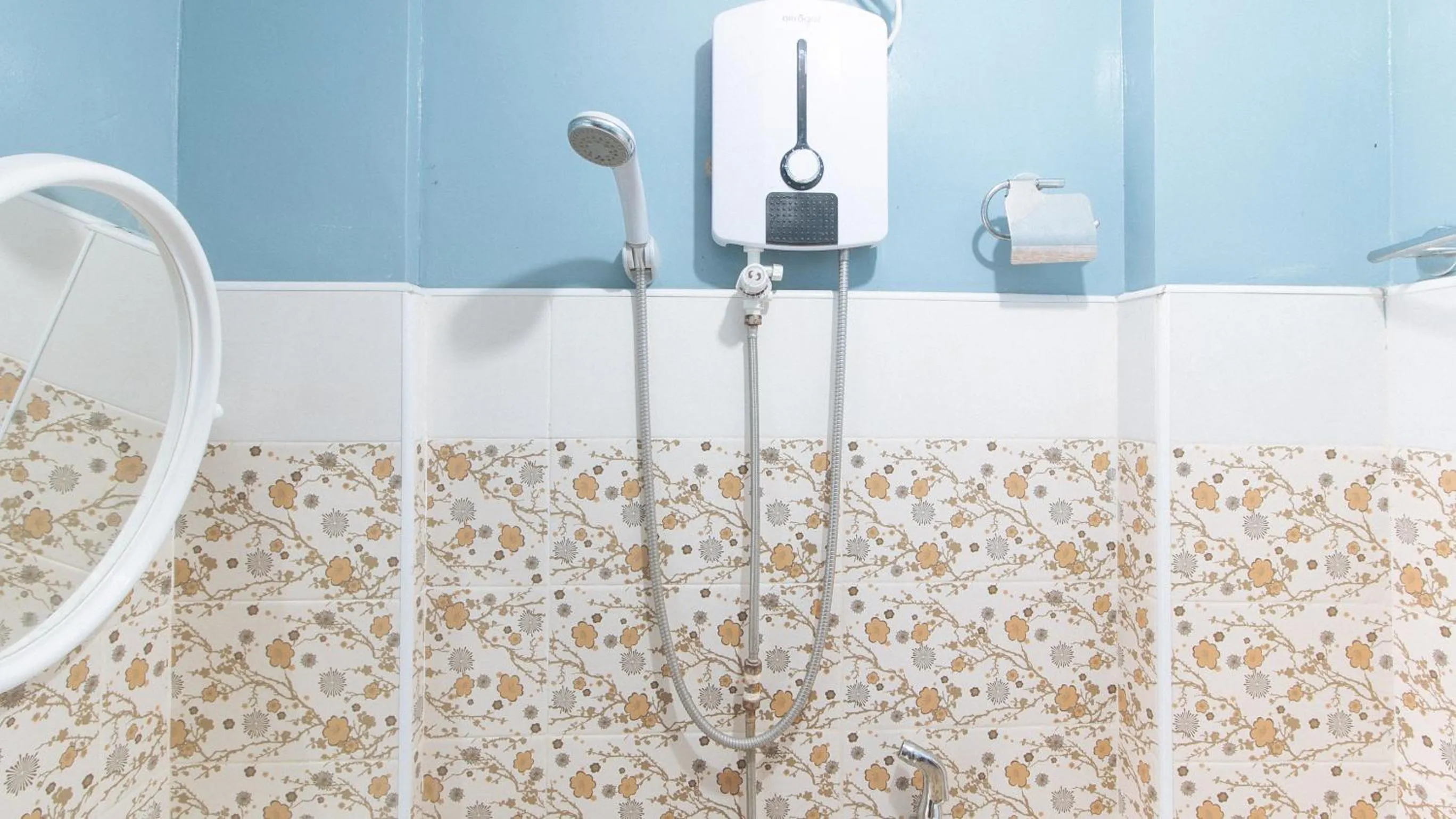 Shower in RedDoorz at Queens Hometel