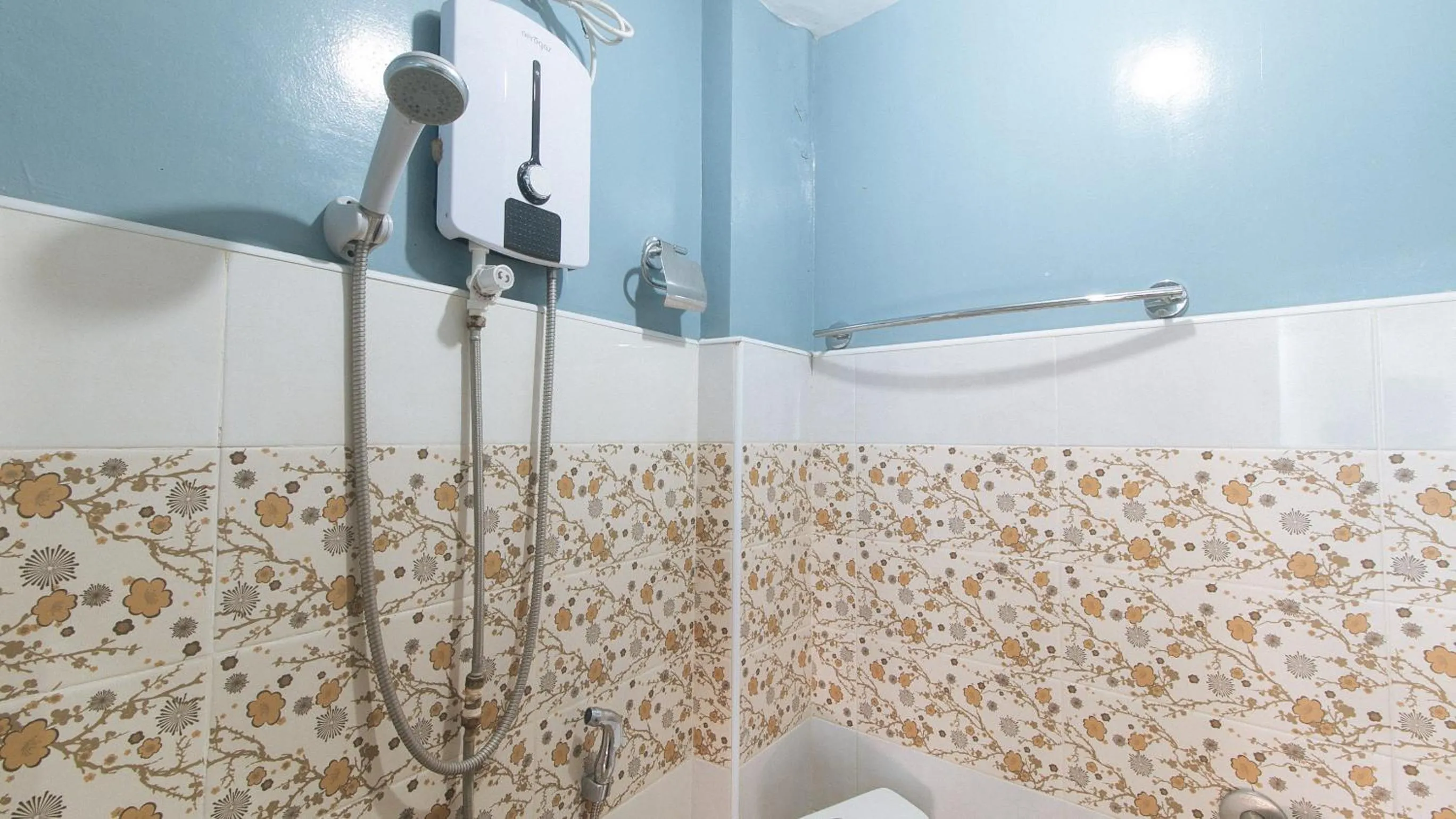 Shower in RedDoorz at Queens Hometel