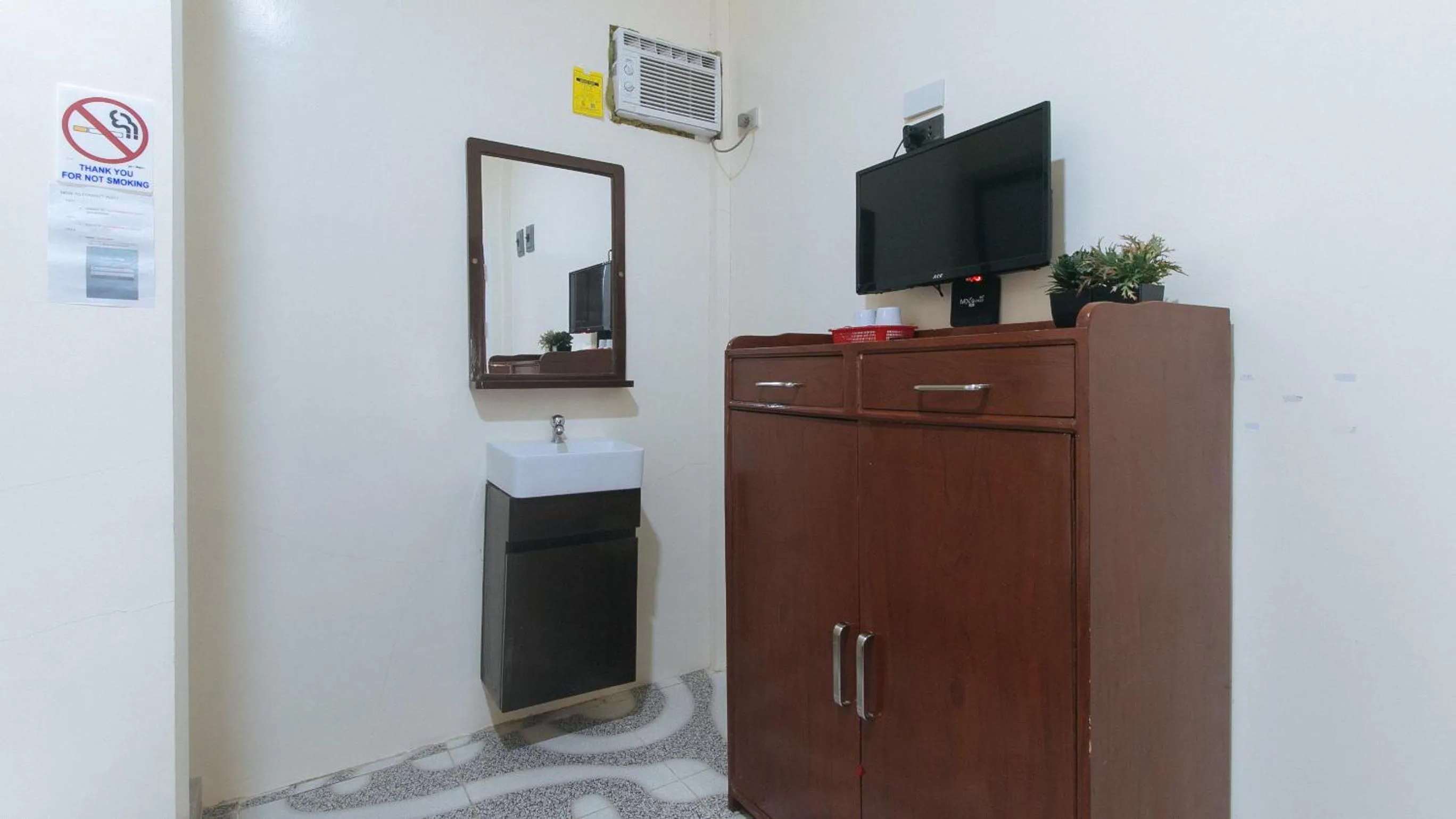 TV and multimedia in RedDoorz at Queens Hometel