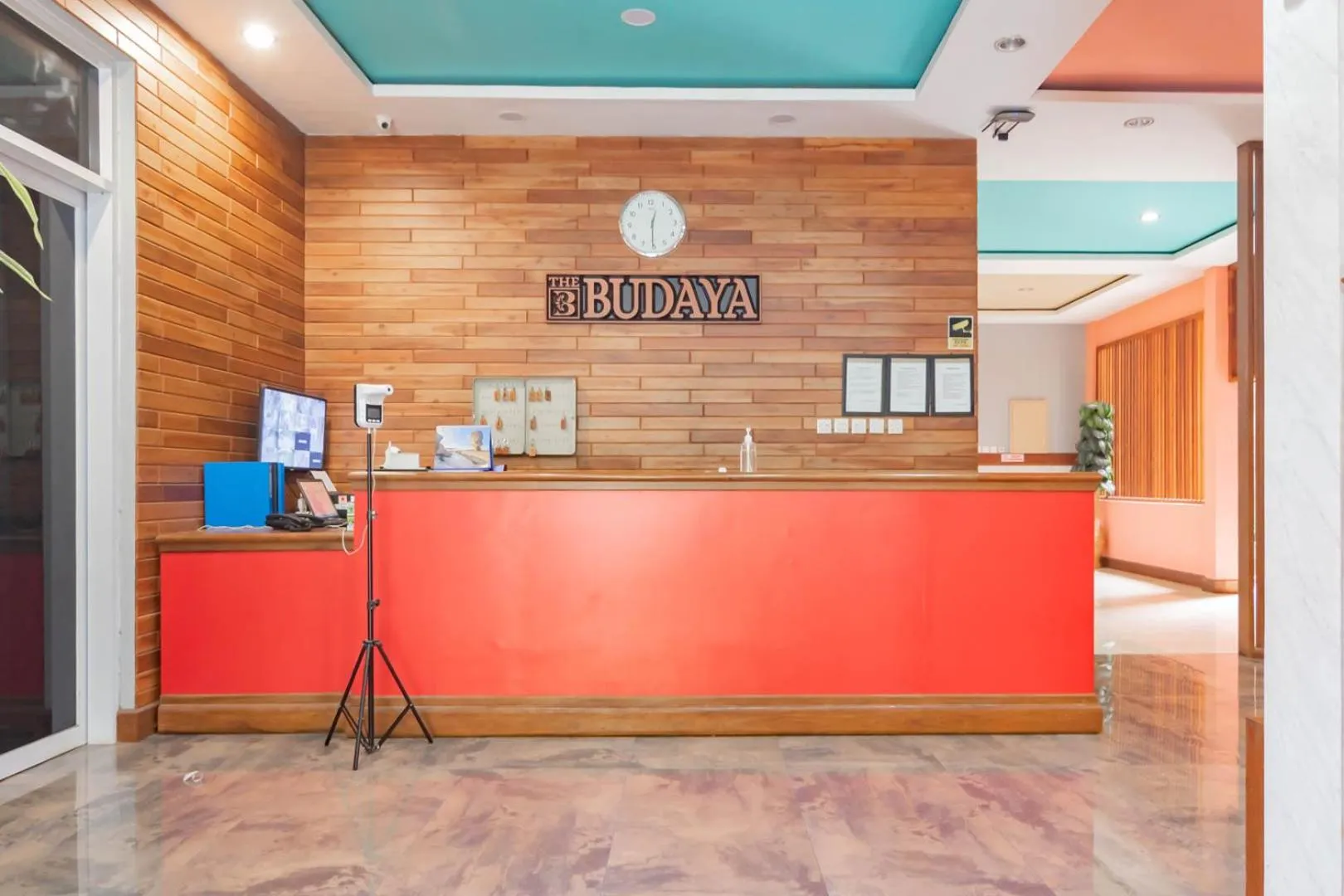 Lobby or reception in Sans Hotel Budaya Cirebon