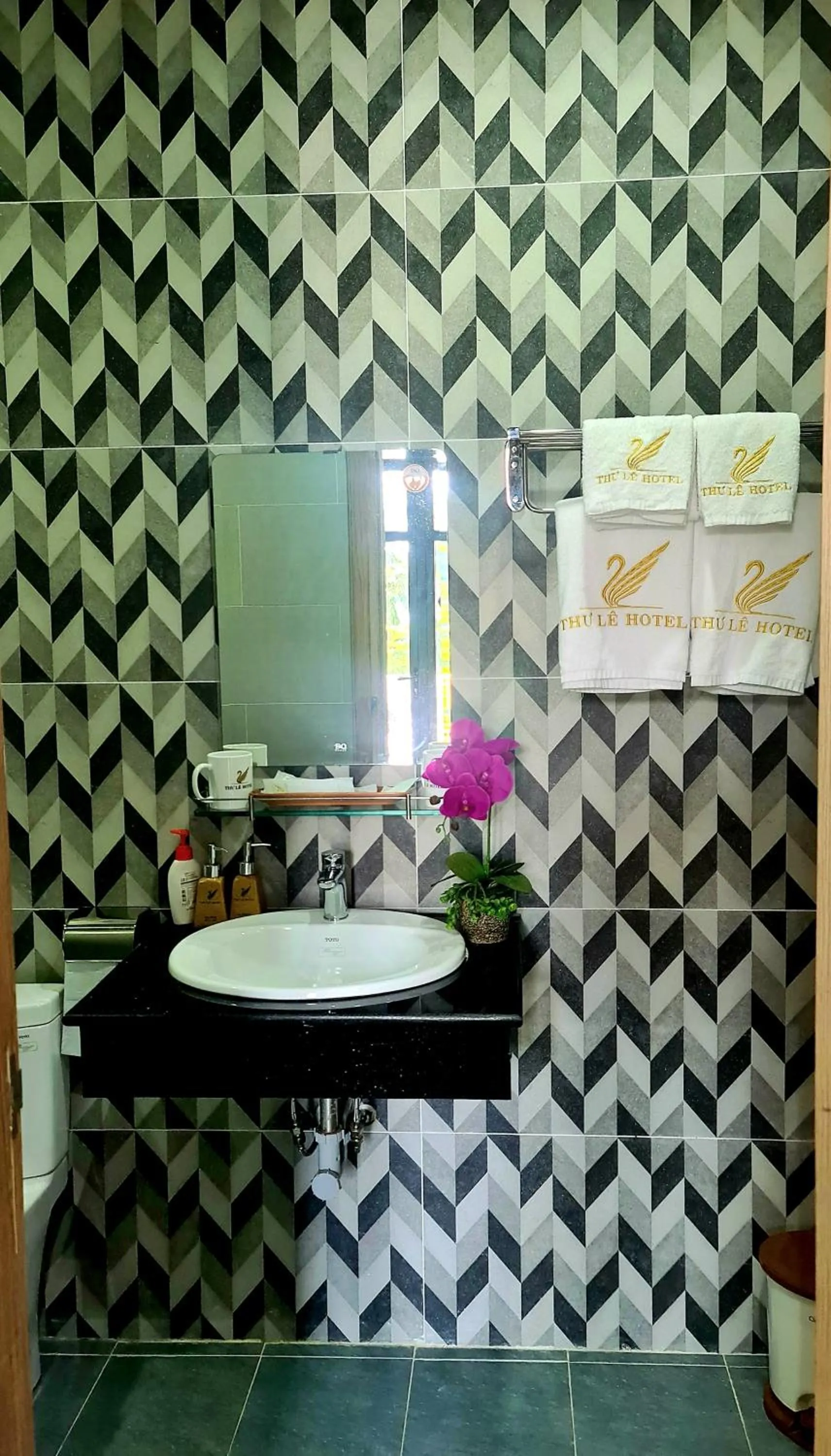 Bathroom in THƯ LÊ Hotel