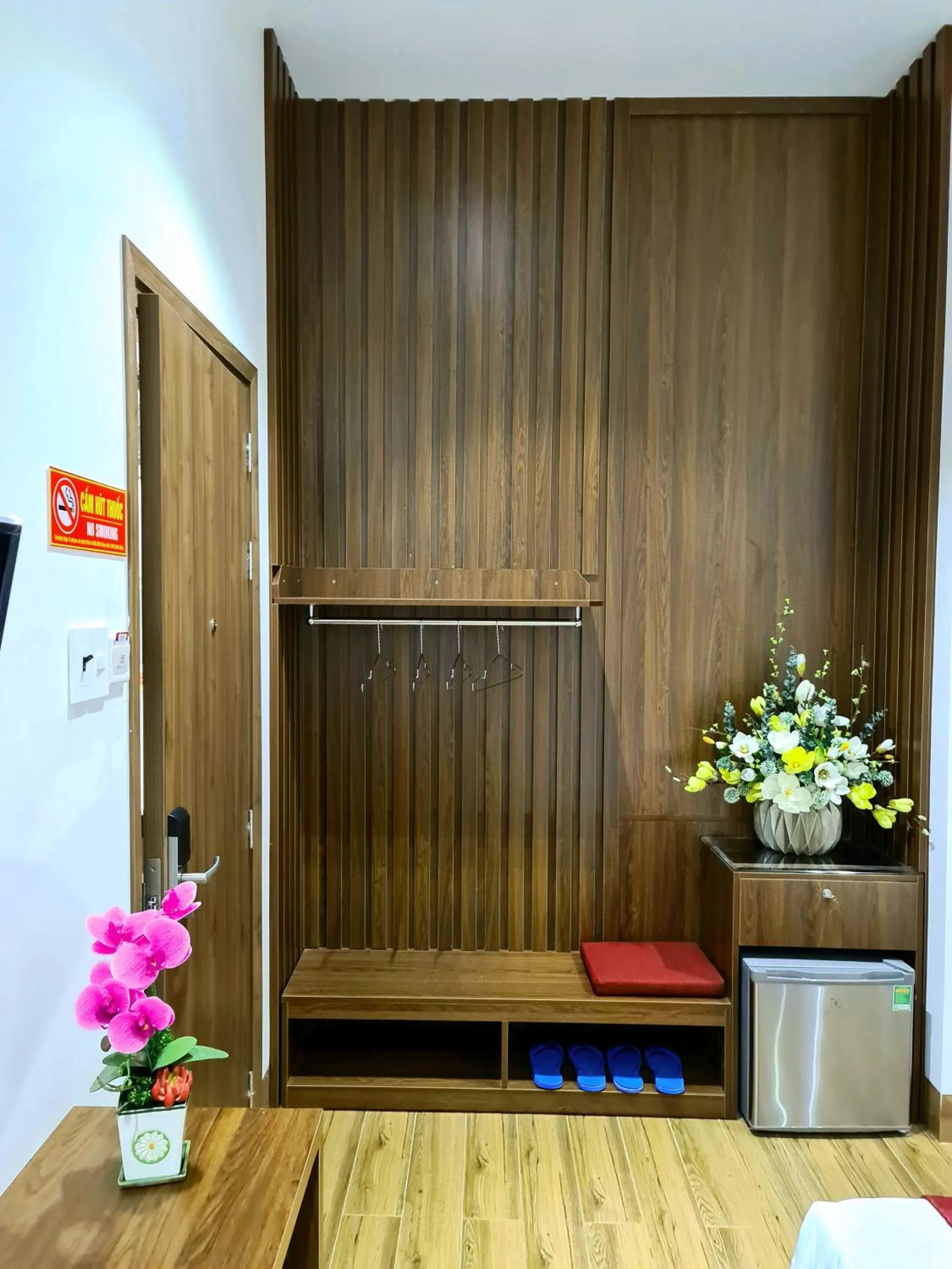 wardrobe in THƯ LÊ Hotel