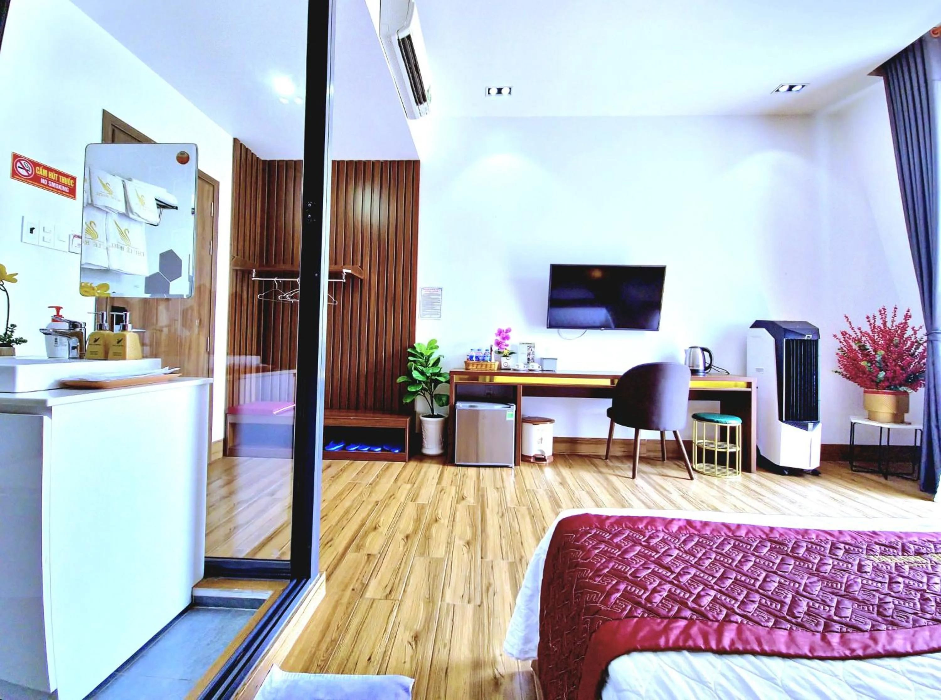 Communal lounge/ TV room in THƯ LÊ Hotel