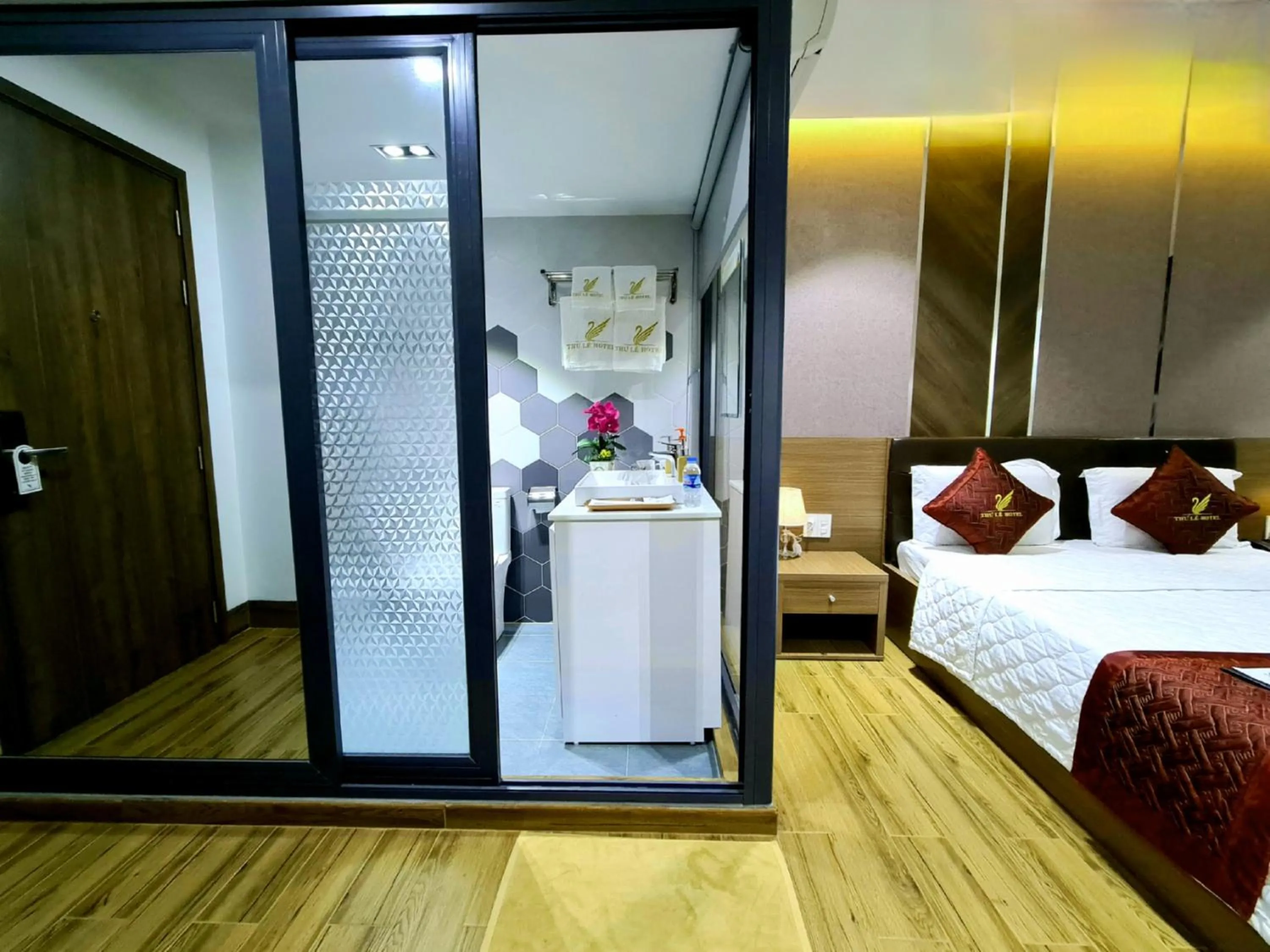 Toilet, Bed in THƯ LÊ Hotel