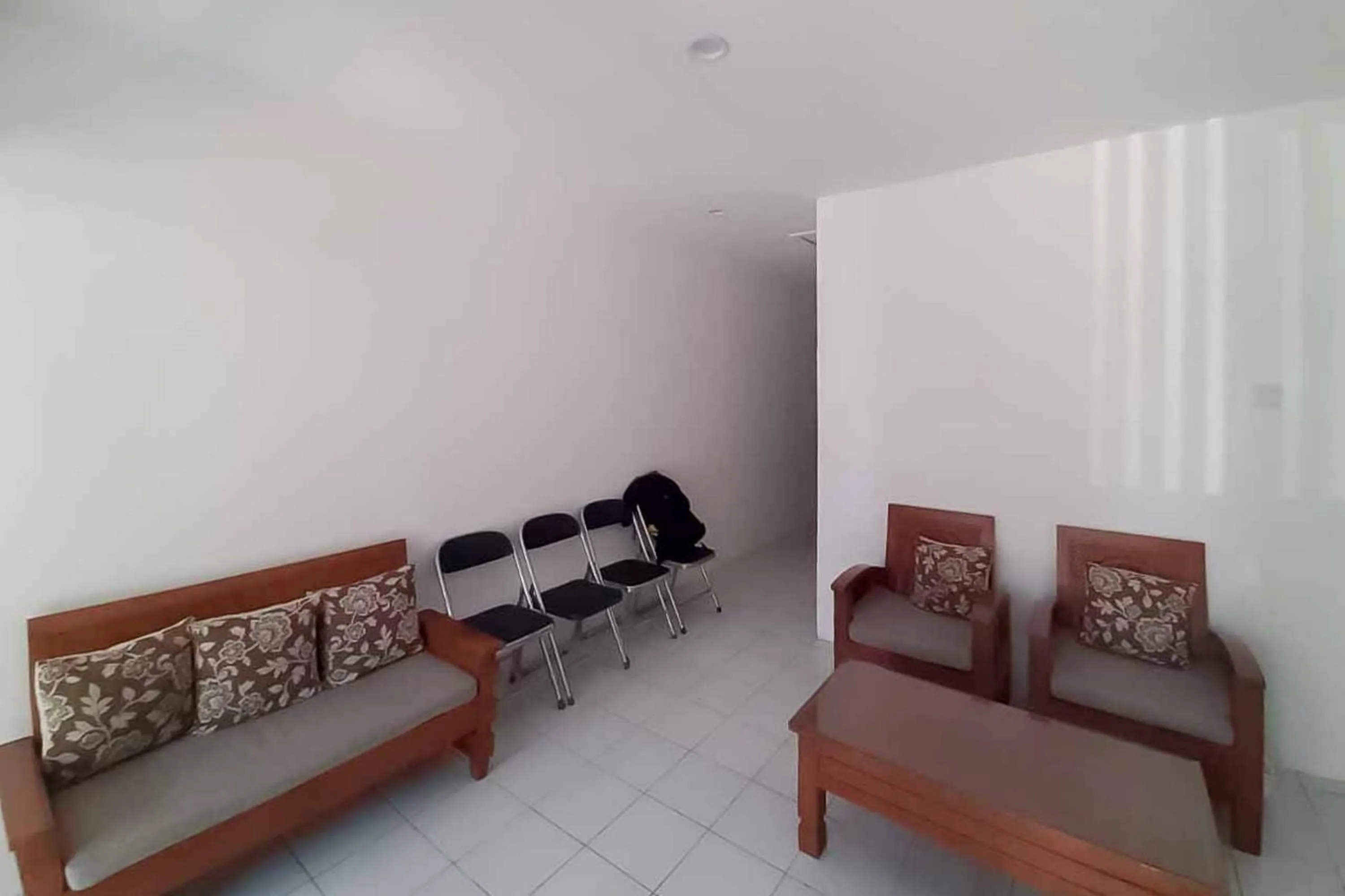 Facade/entrance in RedDoorz near Alun Alun Kota Serang