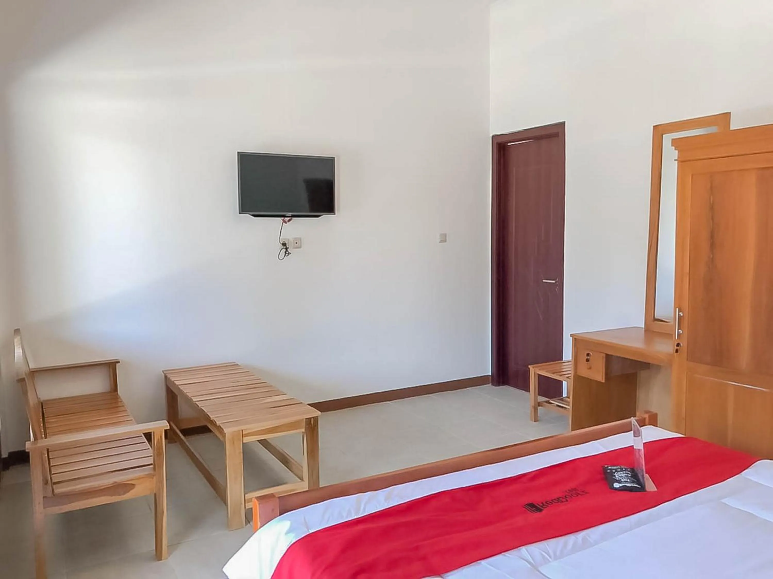 Photo of the whole room, Bed in RedDoorz Resort near Darajat Garut