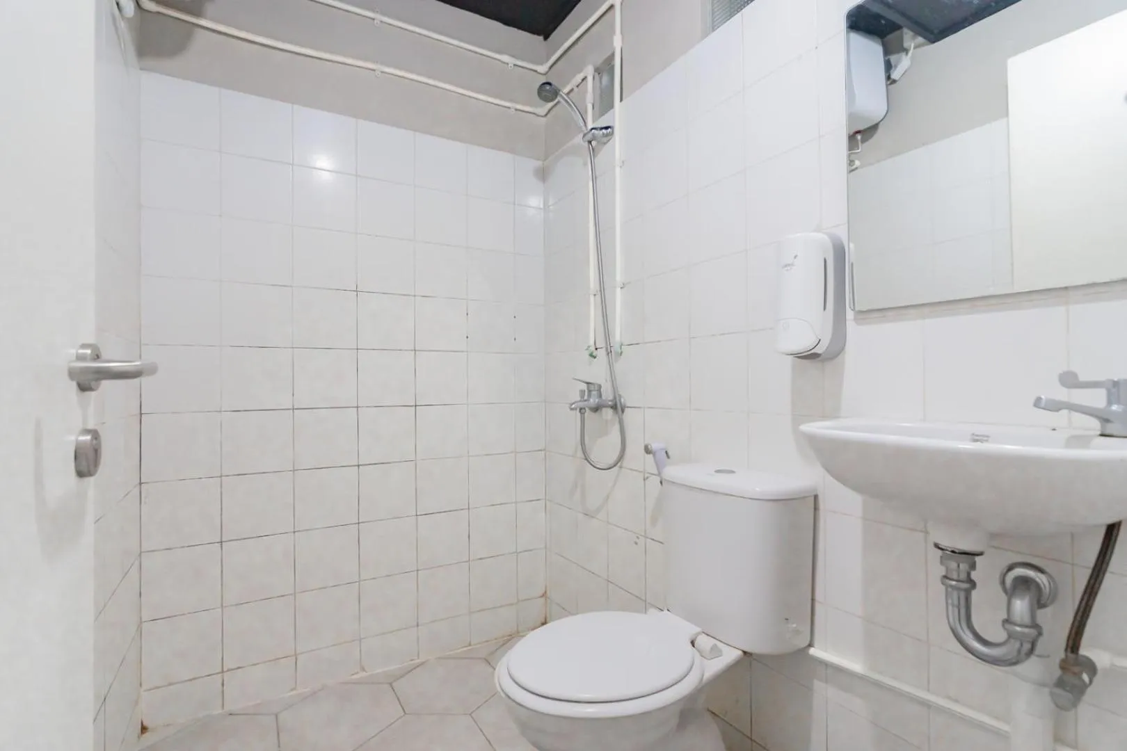 RedDoorz near Exit Toll Pasteur 5