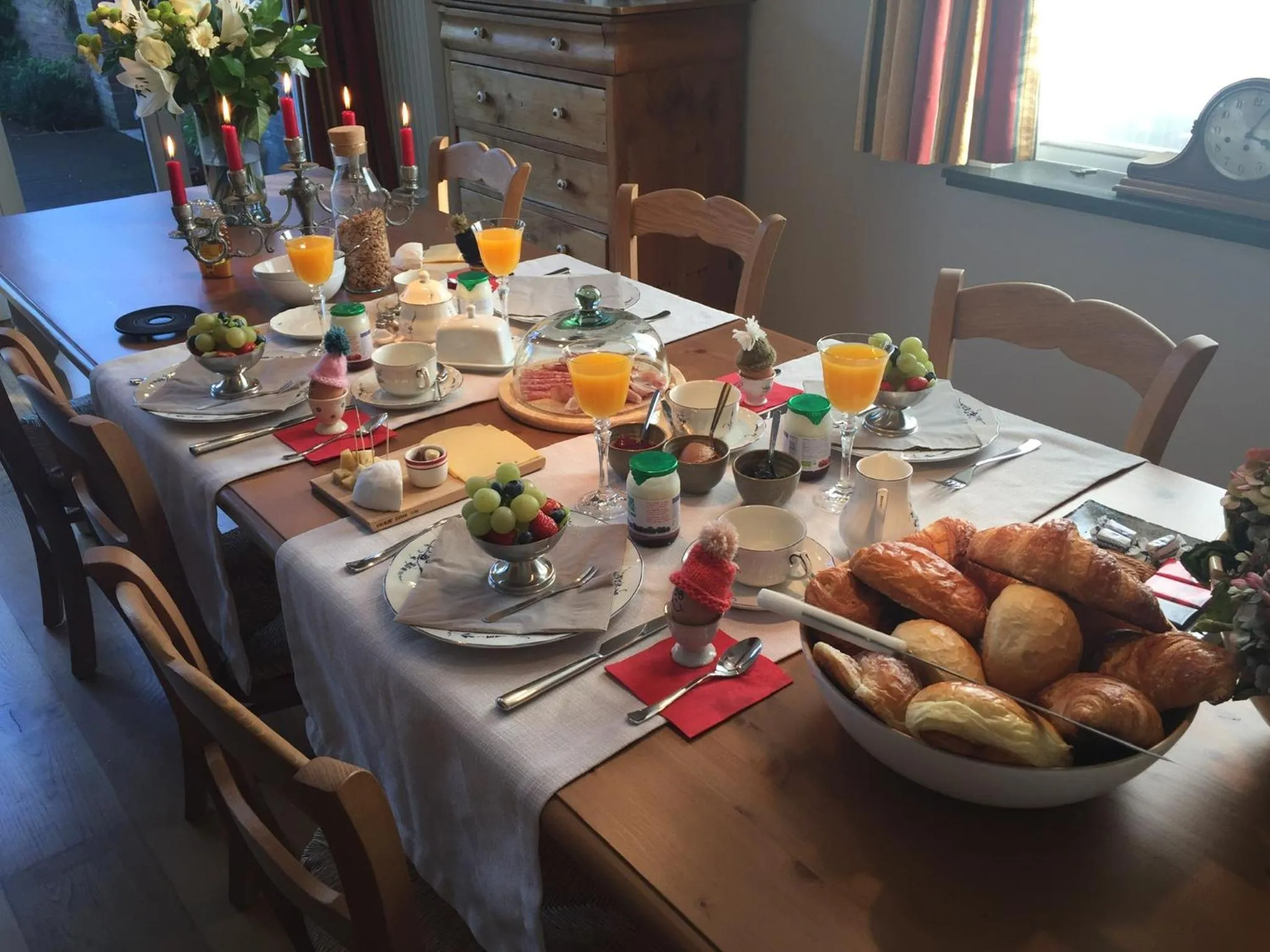 Dining area in B&B Bella en Basiel