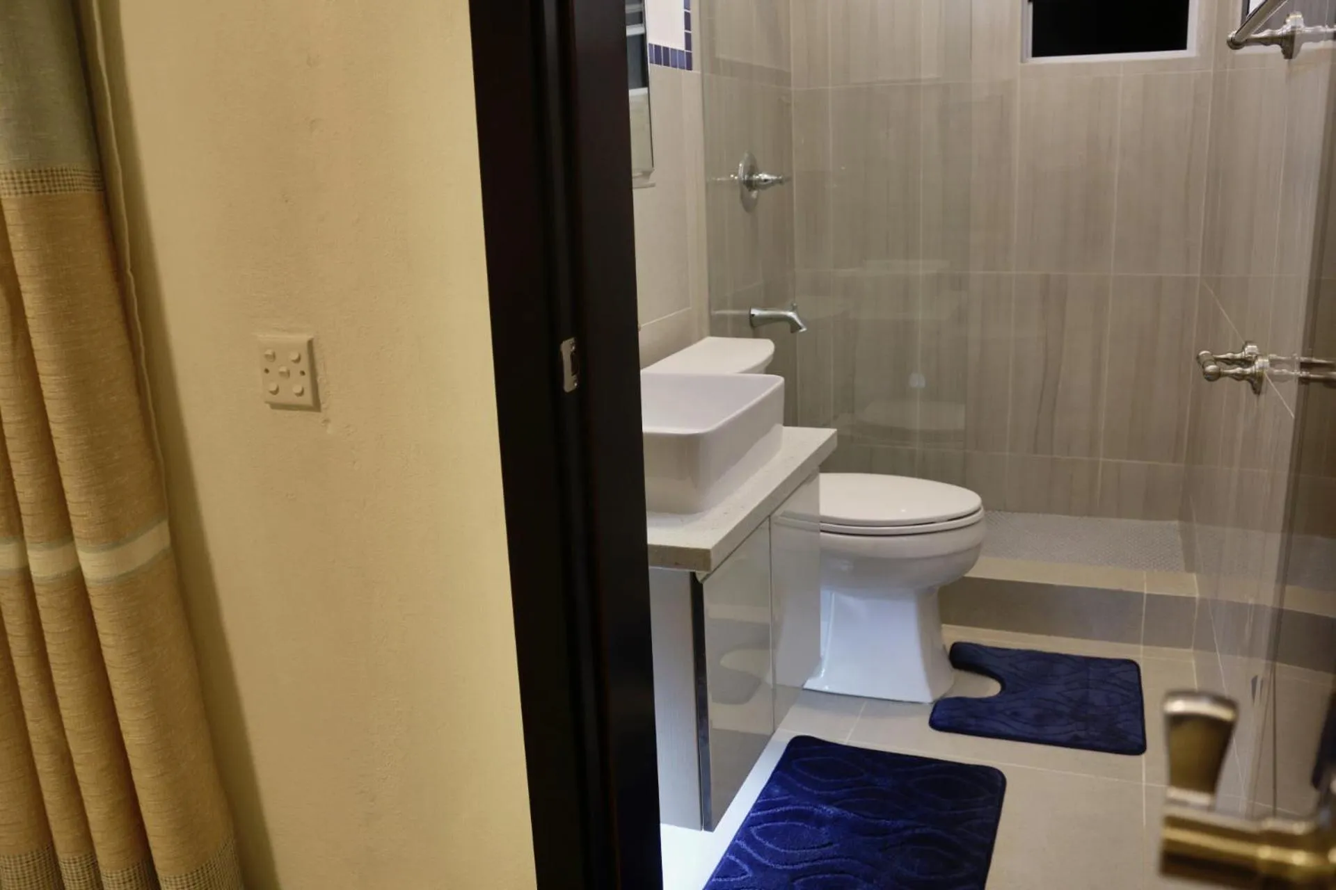 Shower in Blue Star Apartments & Hotel