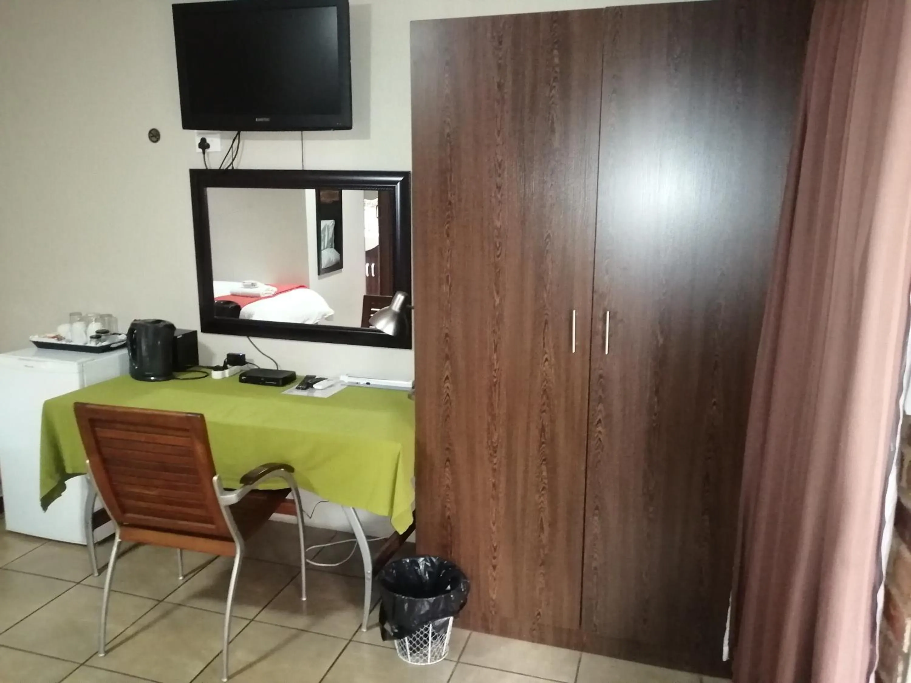 TV and multimedia in 24 Onvrey Guest House