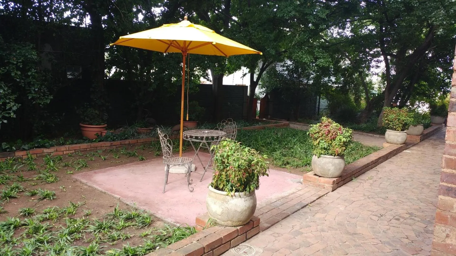 Garden view in 24 Onvrey Guest House