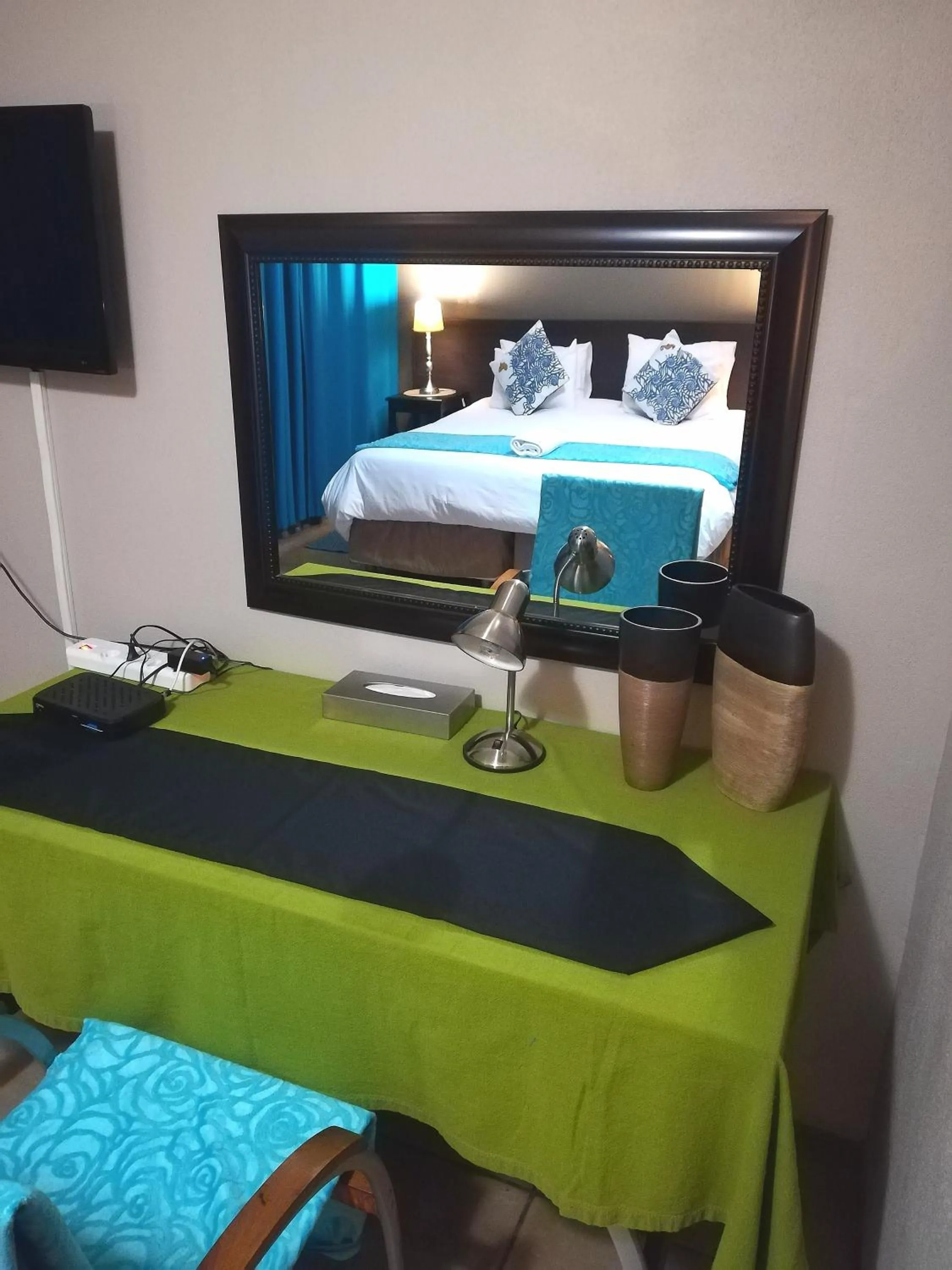 TV and multimedia, Bed in 24 Onvrey Guest House