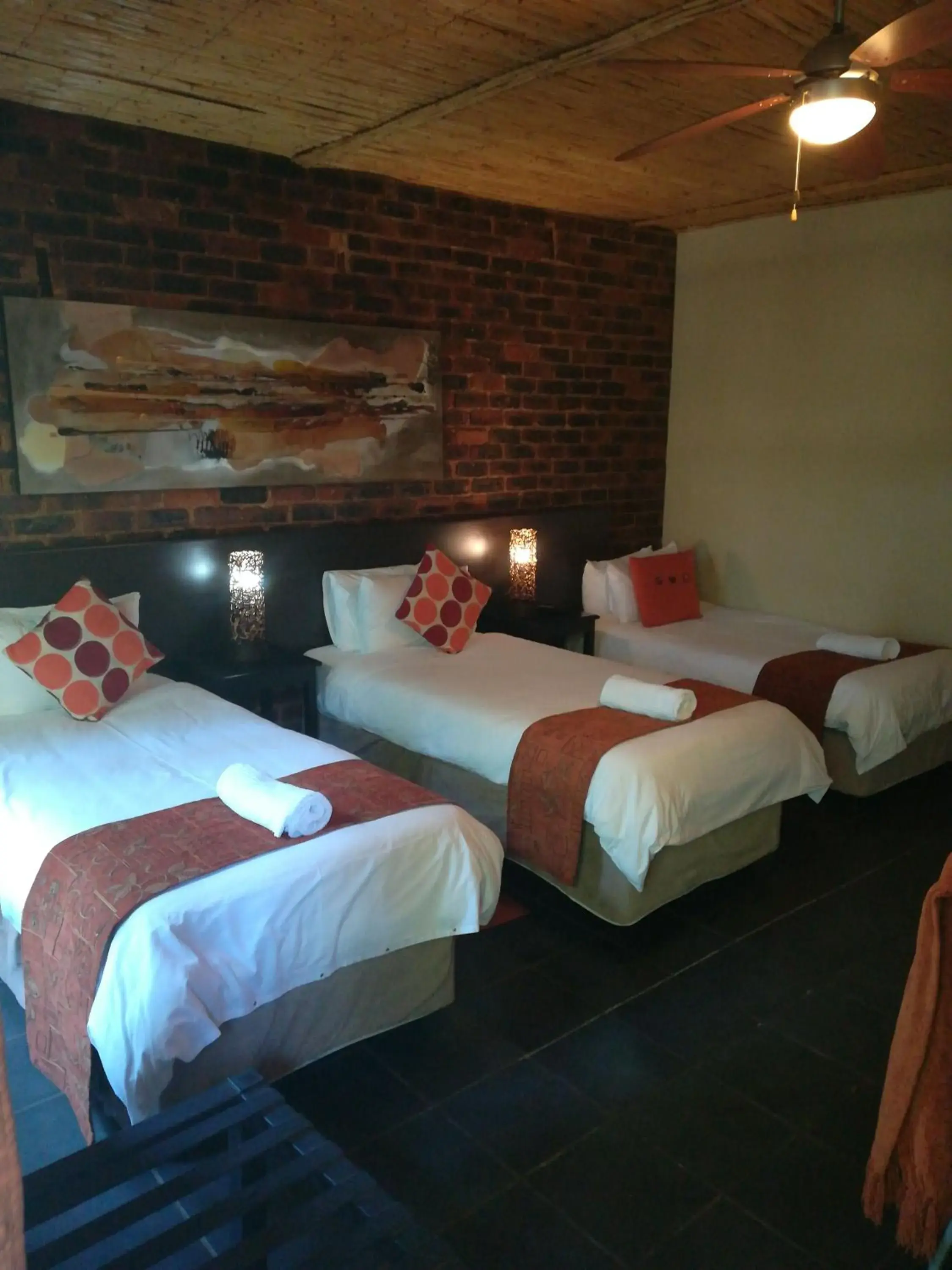 Basic Triple Room - single occupancy in 24 Onvrey Guest House Basic Triple Room - single occupancy in 24 Onvrey Guest House