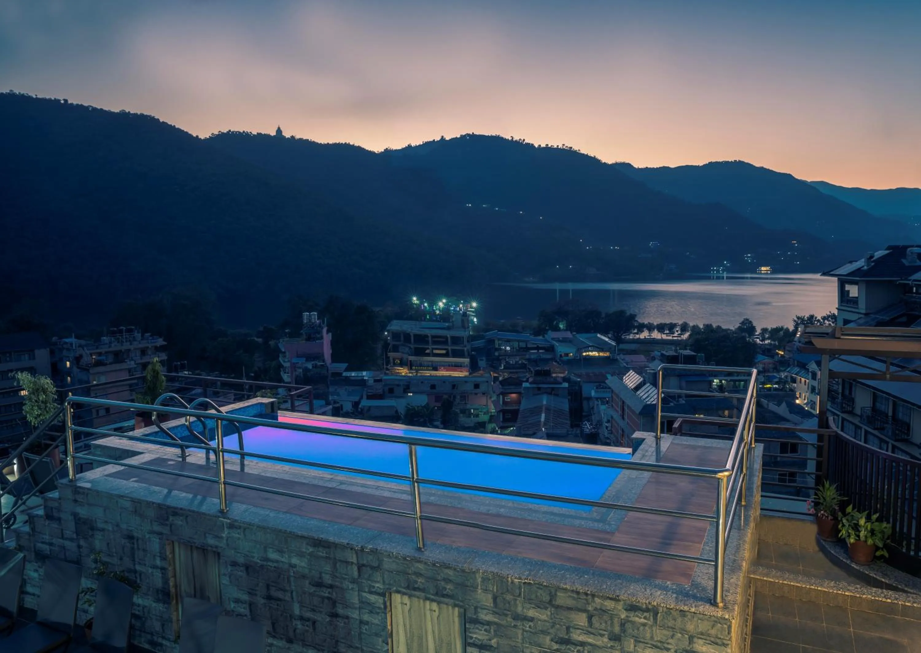 Swimming pool in Hotel Shaara