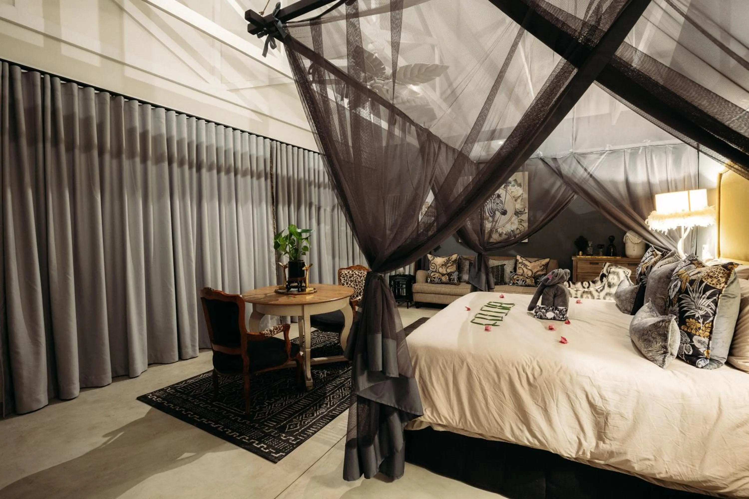 Photo of the whole room, Bed in Safari Moon Luxury Bush Lodge