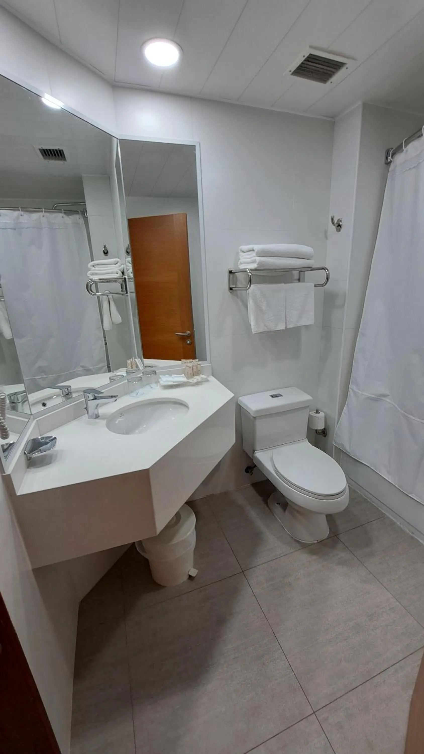 Bathroom in Hotel Diego de Almagro Castro