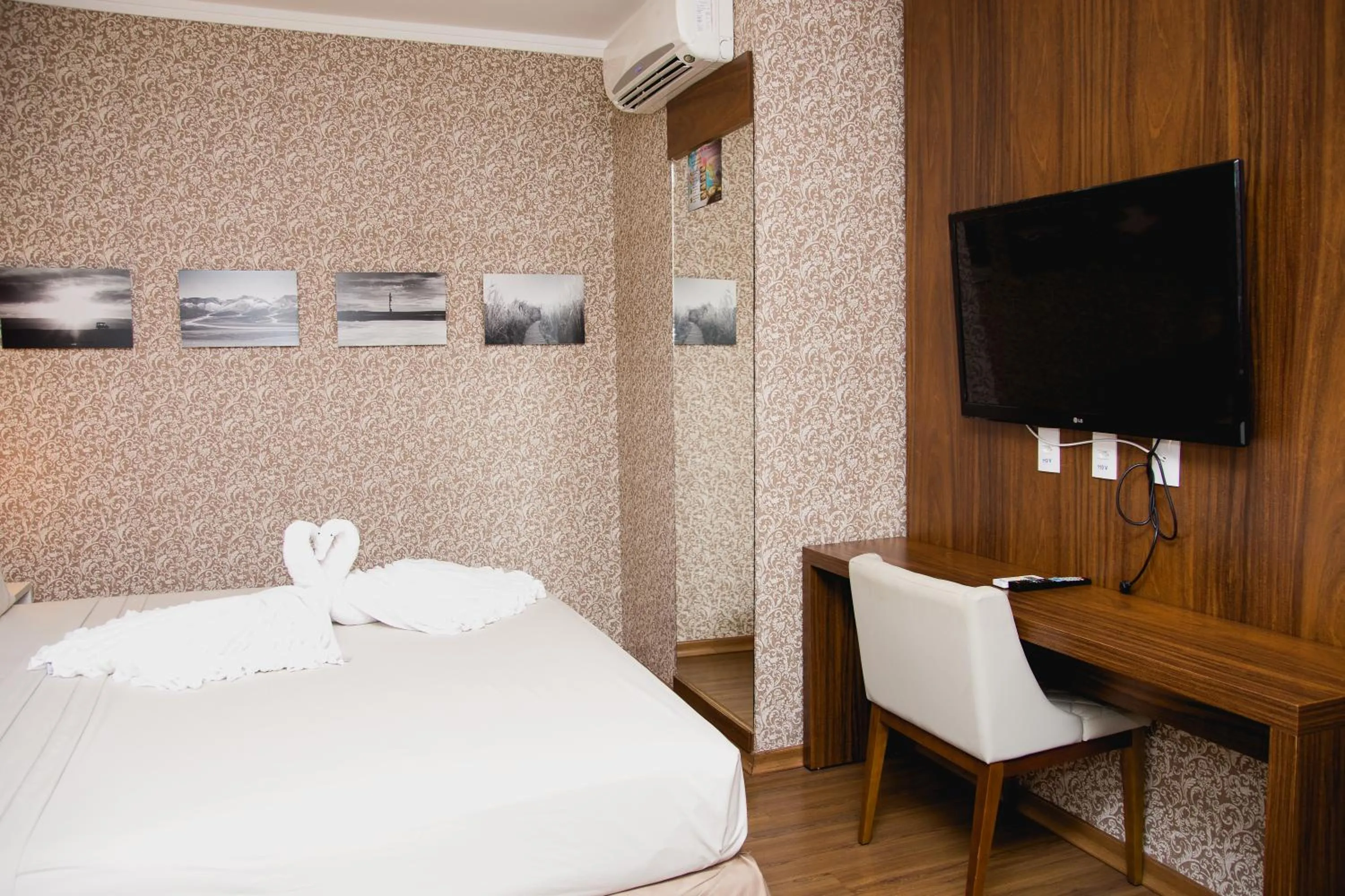 Photo of the whole room, Bed in Class Hotel Pouso Alegre