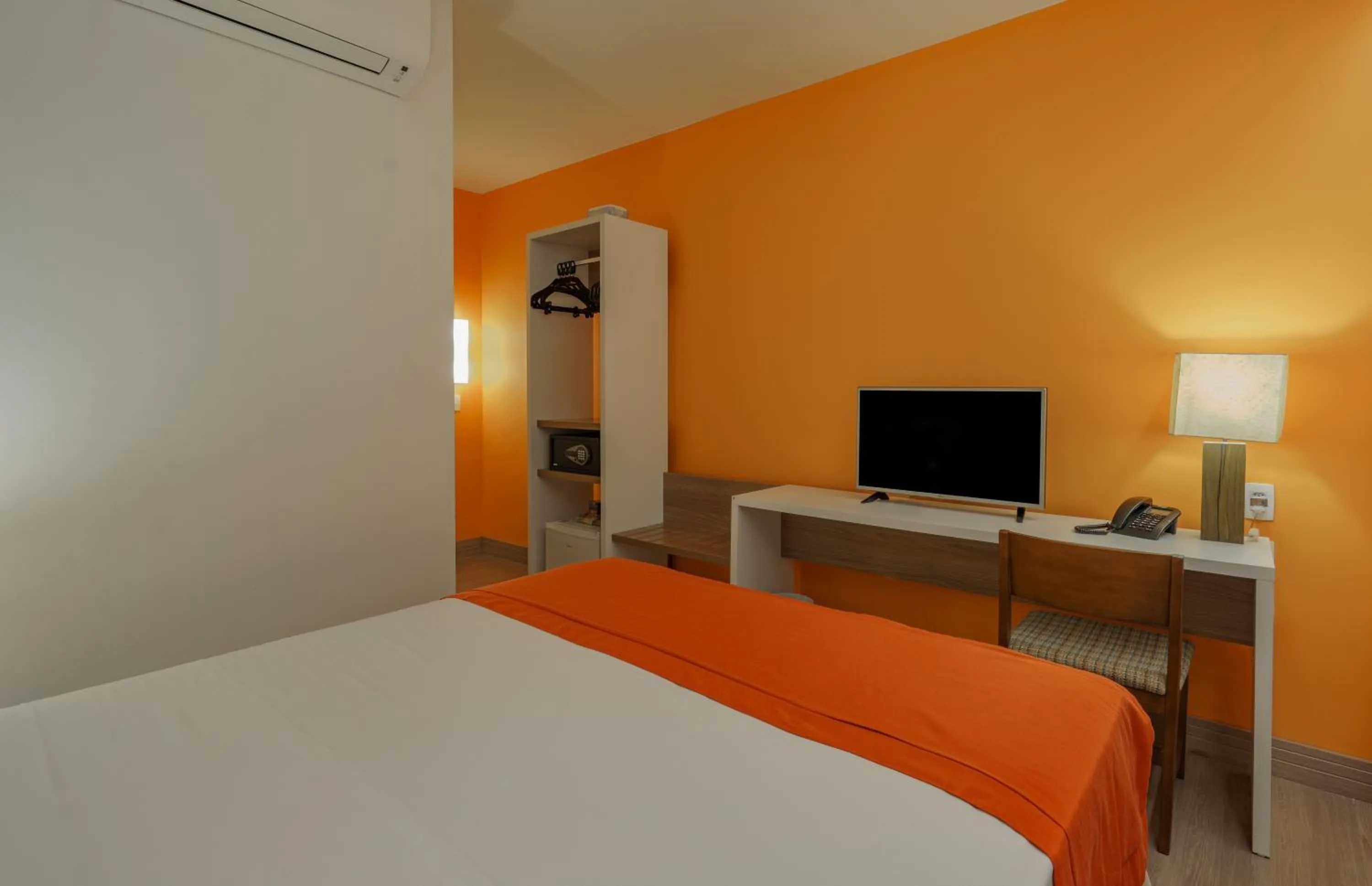 Bedroom, Bed in Slim Bento Gonçalves