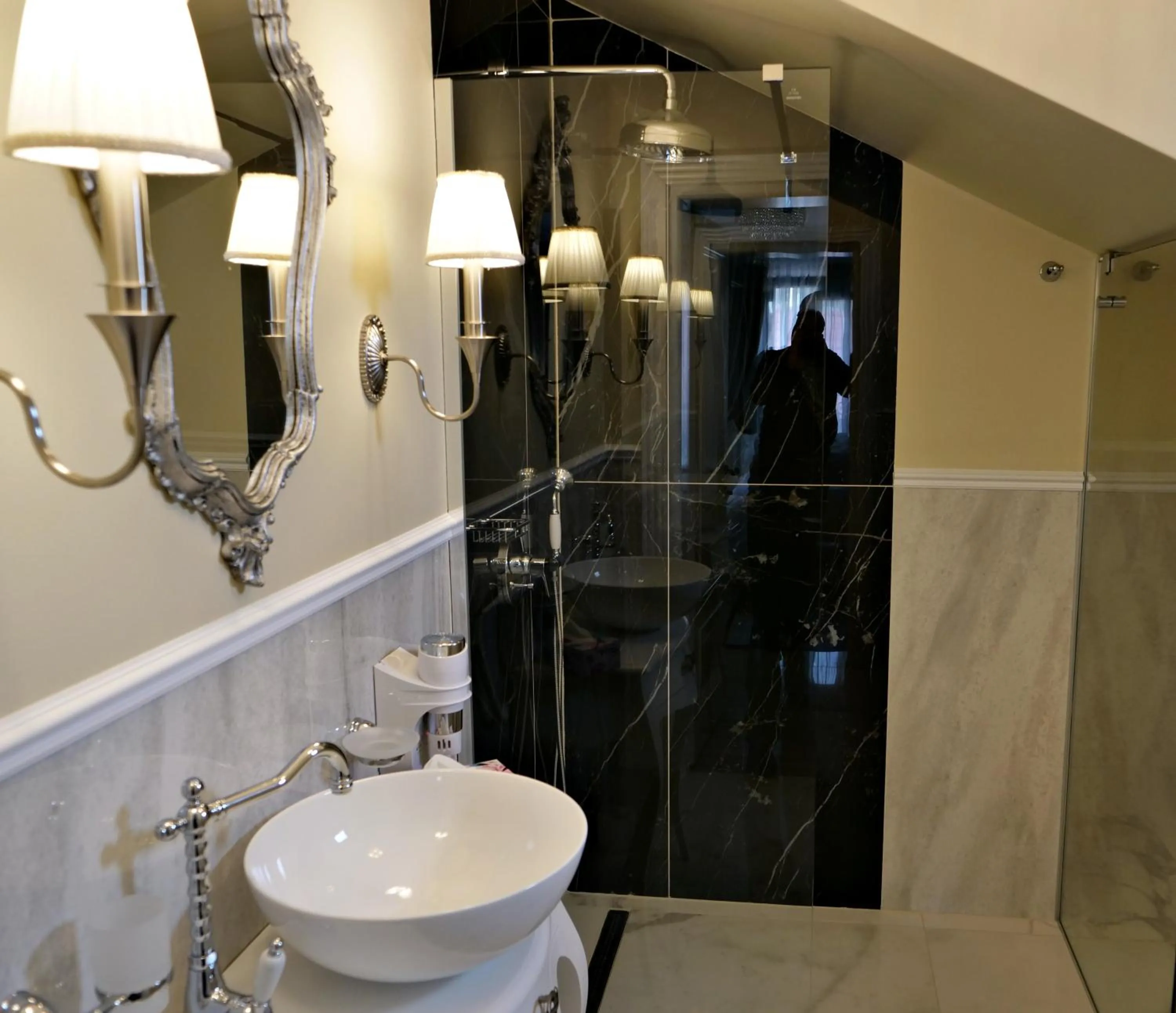 Toilet in Grant Boutique Hotel