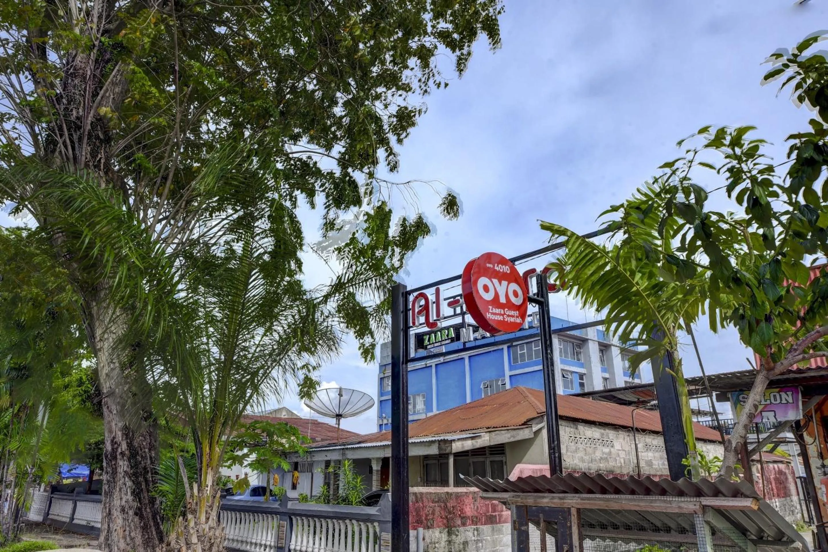 Facade/entrance in Super OYO 4010 Zaara Guest House Syariah