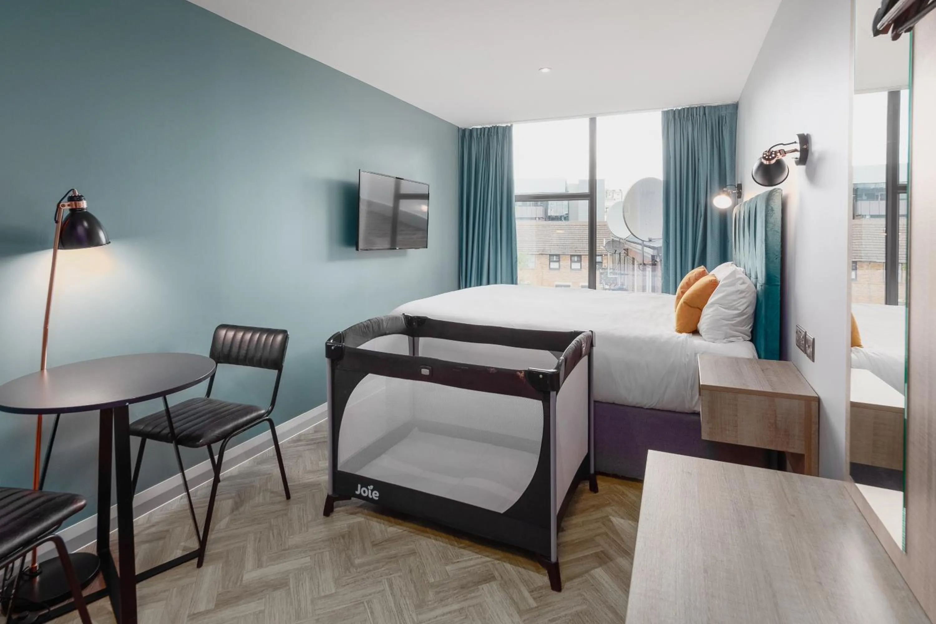 Bedroom, Bed in Aptel East