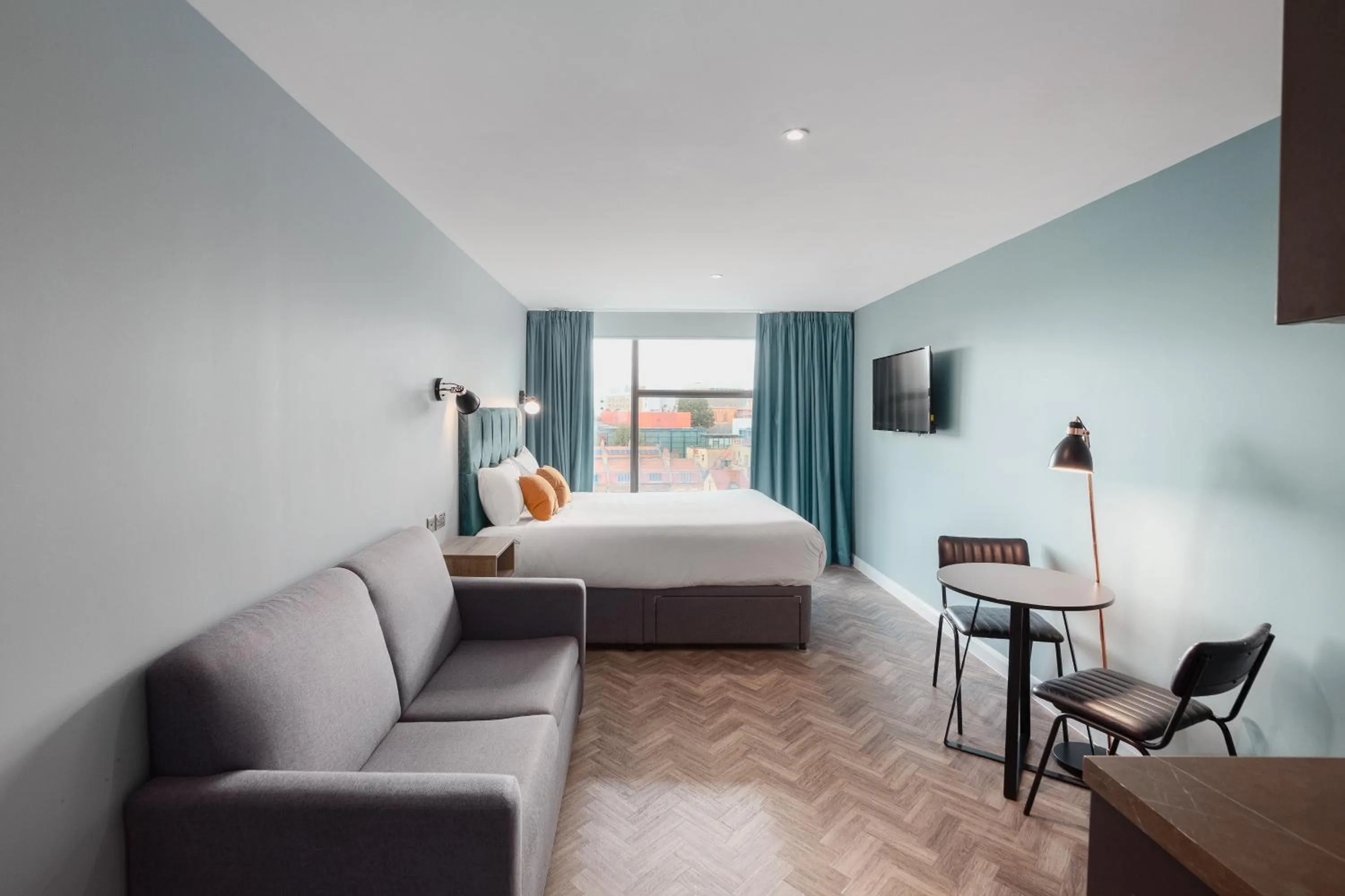 Photo of the whole room, Bed in Aptel East