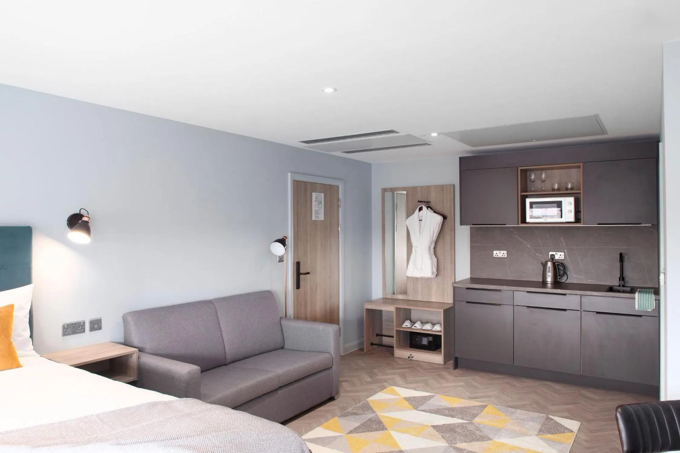 Kitchen or kitchenette, Bed in Aptel East