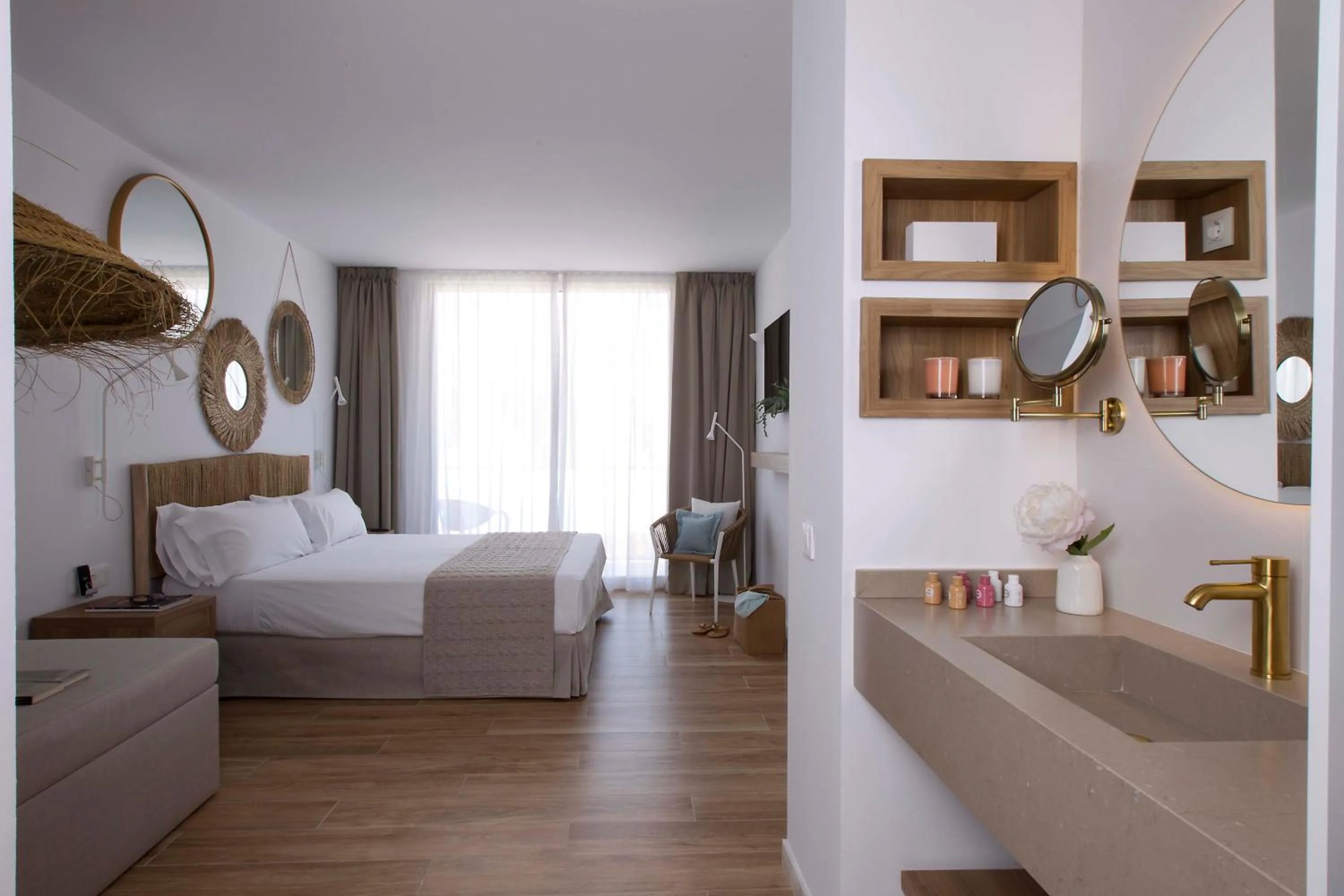 Photo of the whole room, Bed in May Altafulla Beach Boutique Hotel