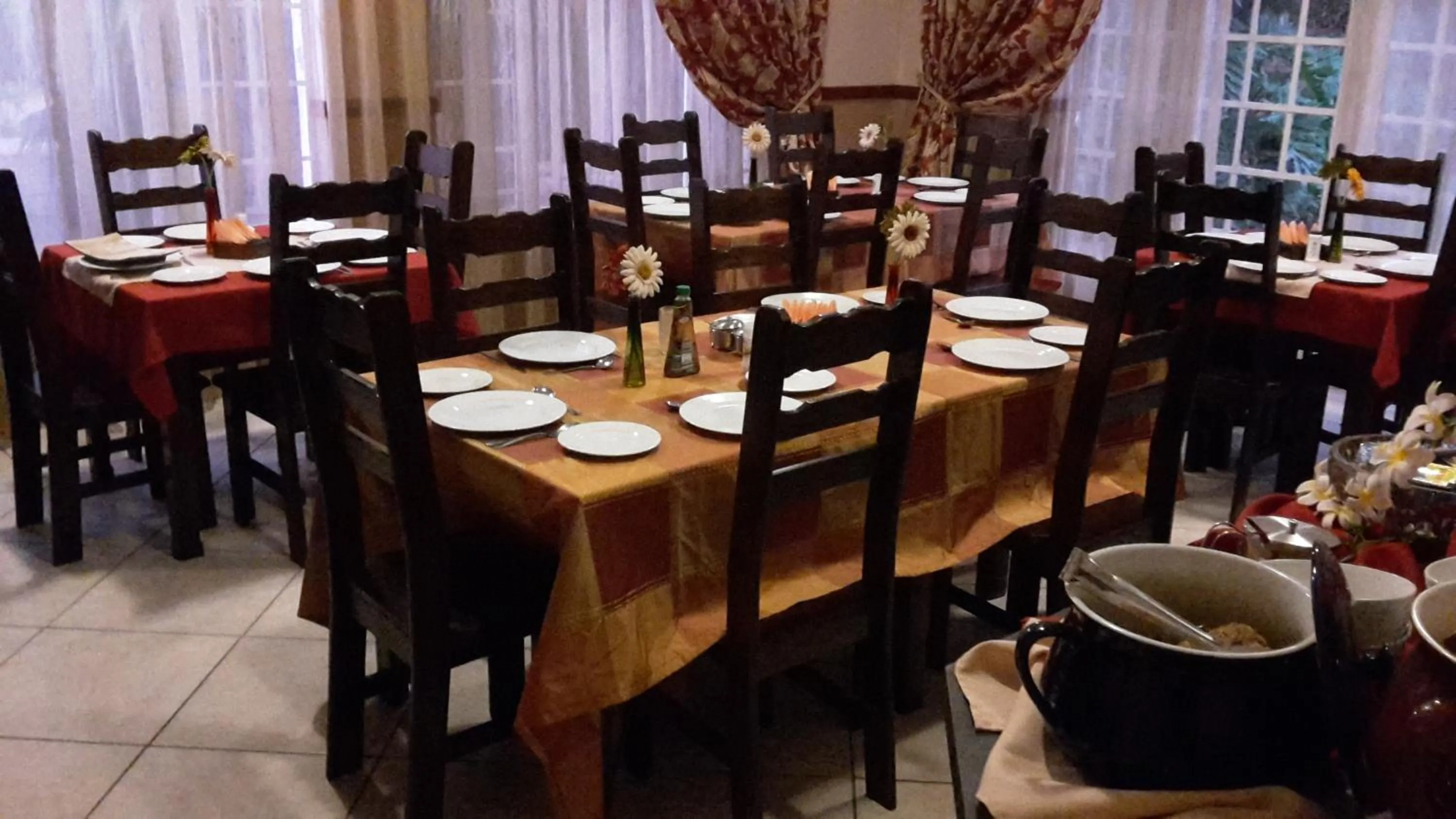 Dining area in Heatherdale Guesthouse & Shuttle Services