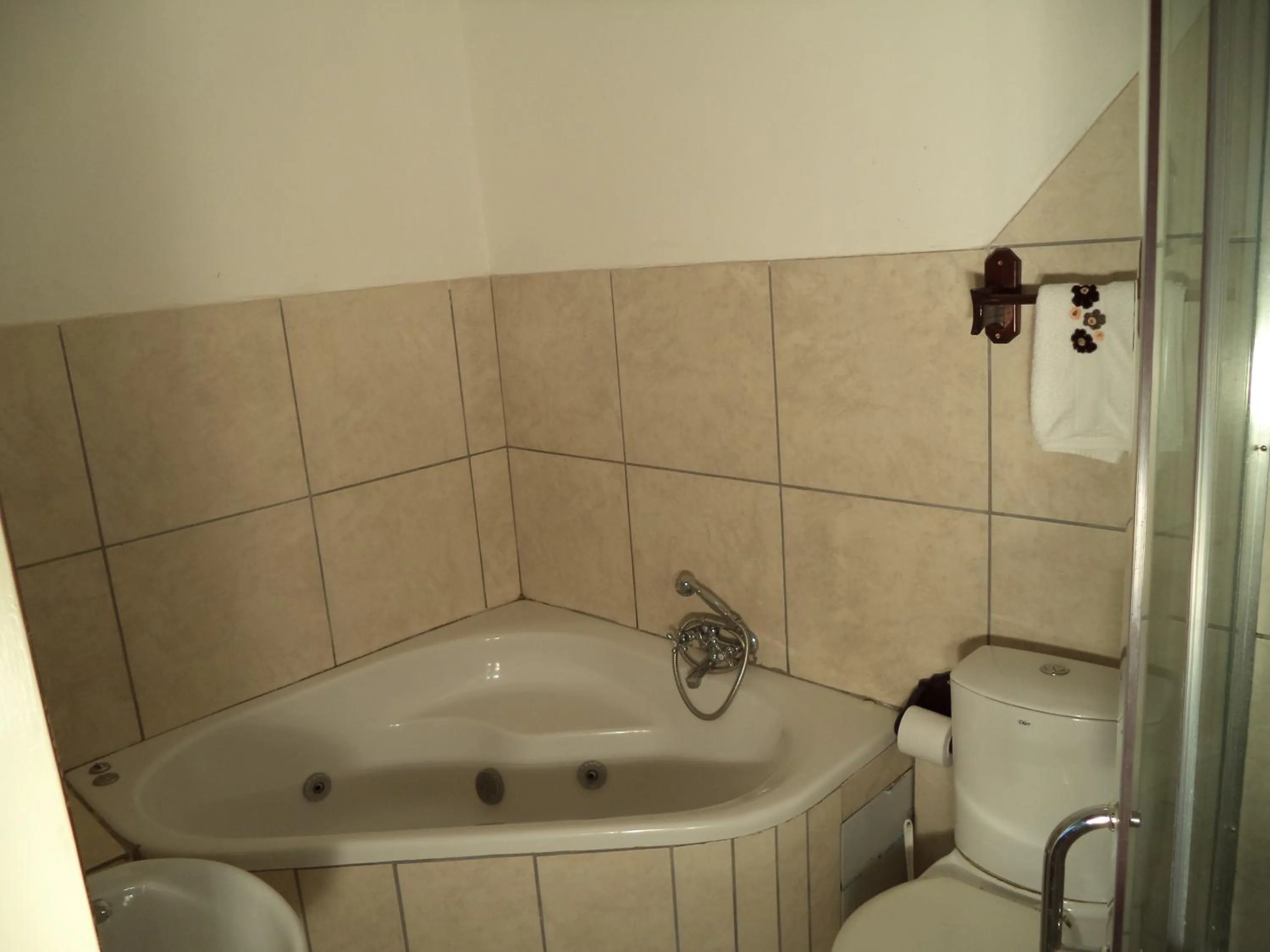 Bathroom in Heatherdale Guesthouse & Shuttle Services