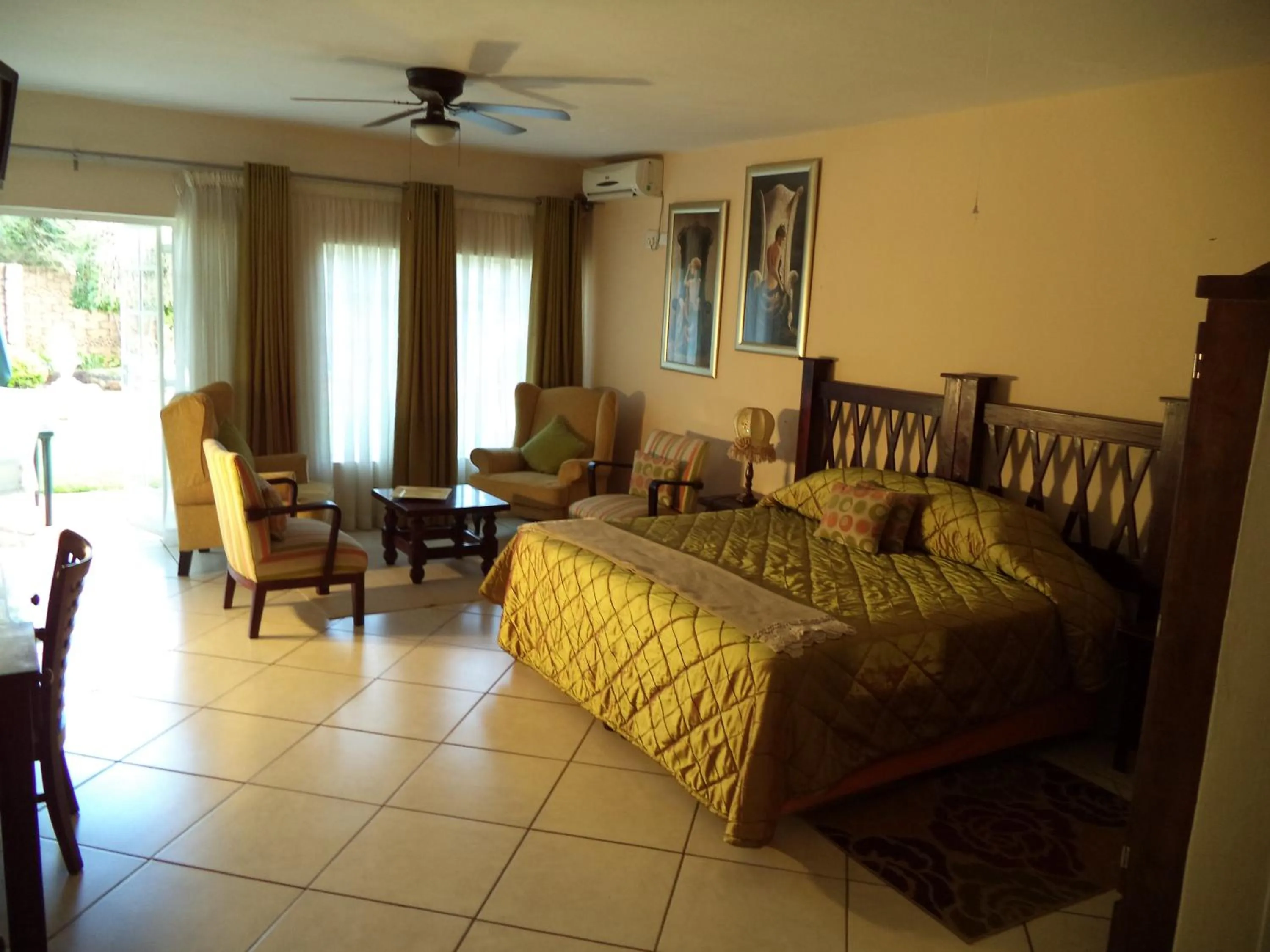 Day, Bed in Heatherdale Guesthouse & Shuttle Services