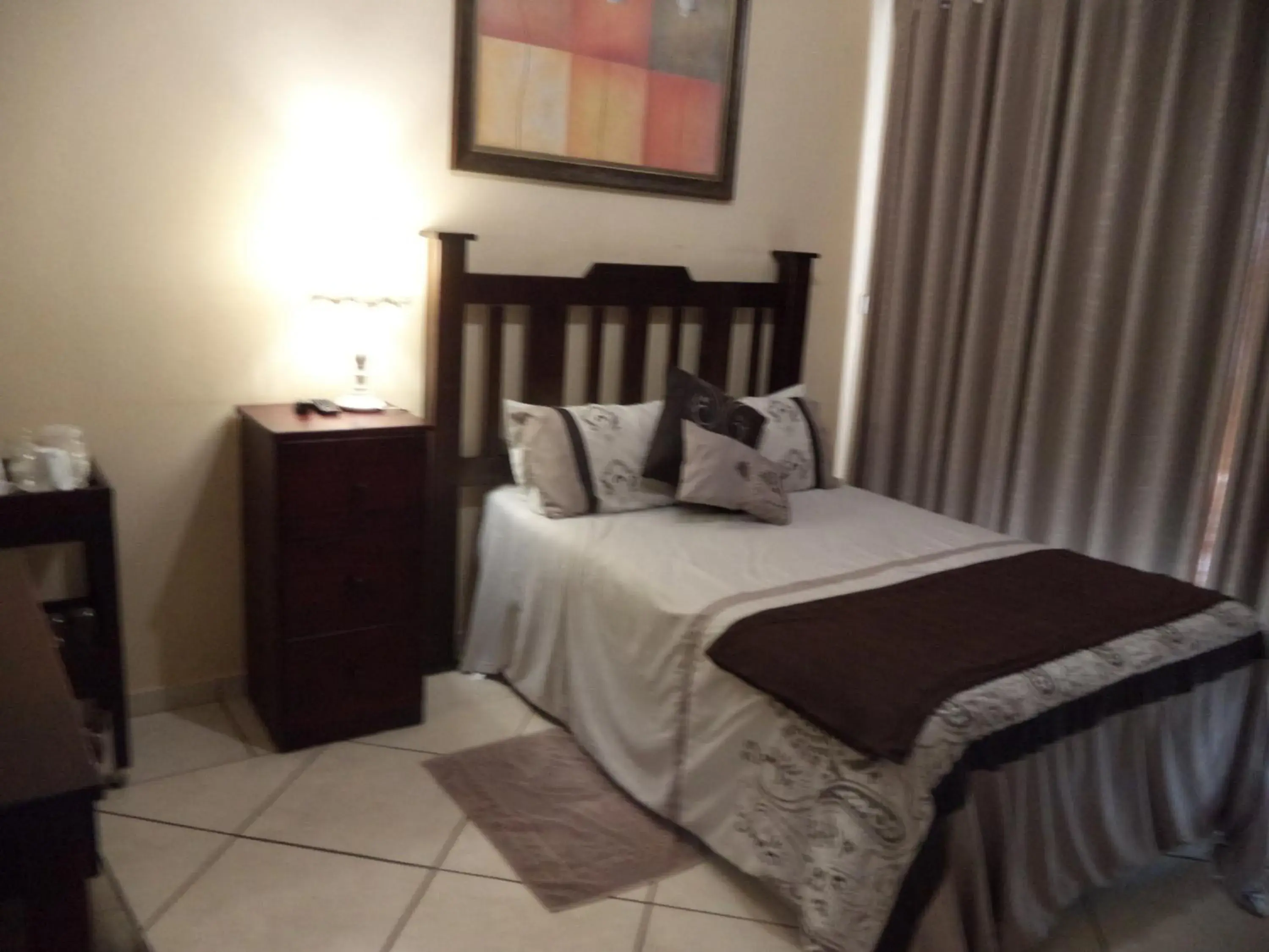 Twin Room with Private Bathroom - single occupancy in Heatherdale Guesthouse & Shuttle Services Twin Room with Private Bathroom - single occupancy in Heatherdale Guesthouse & Shuttle Services