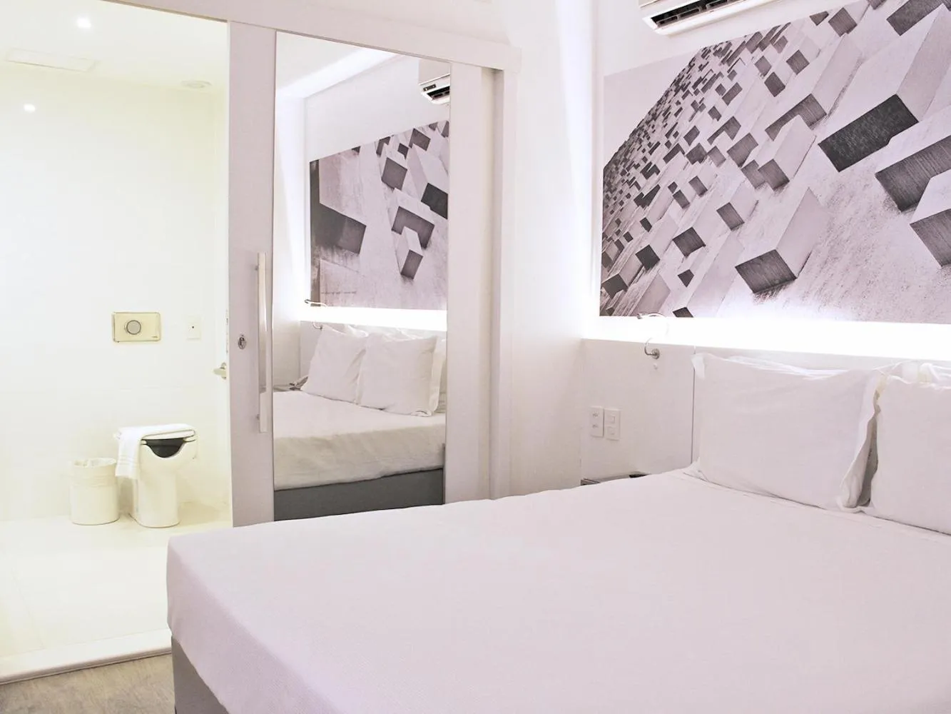 Bathroom, Bed in ibis Styles Brasilia Aeroporto