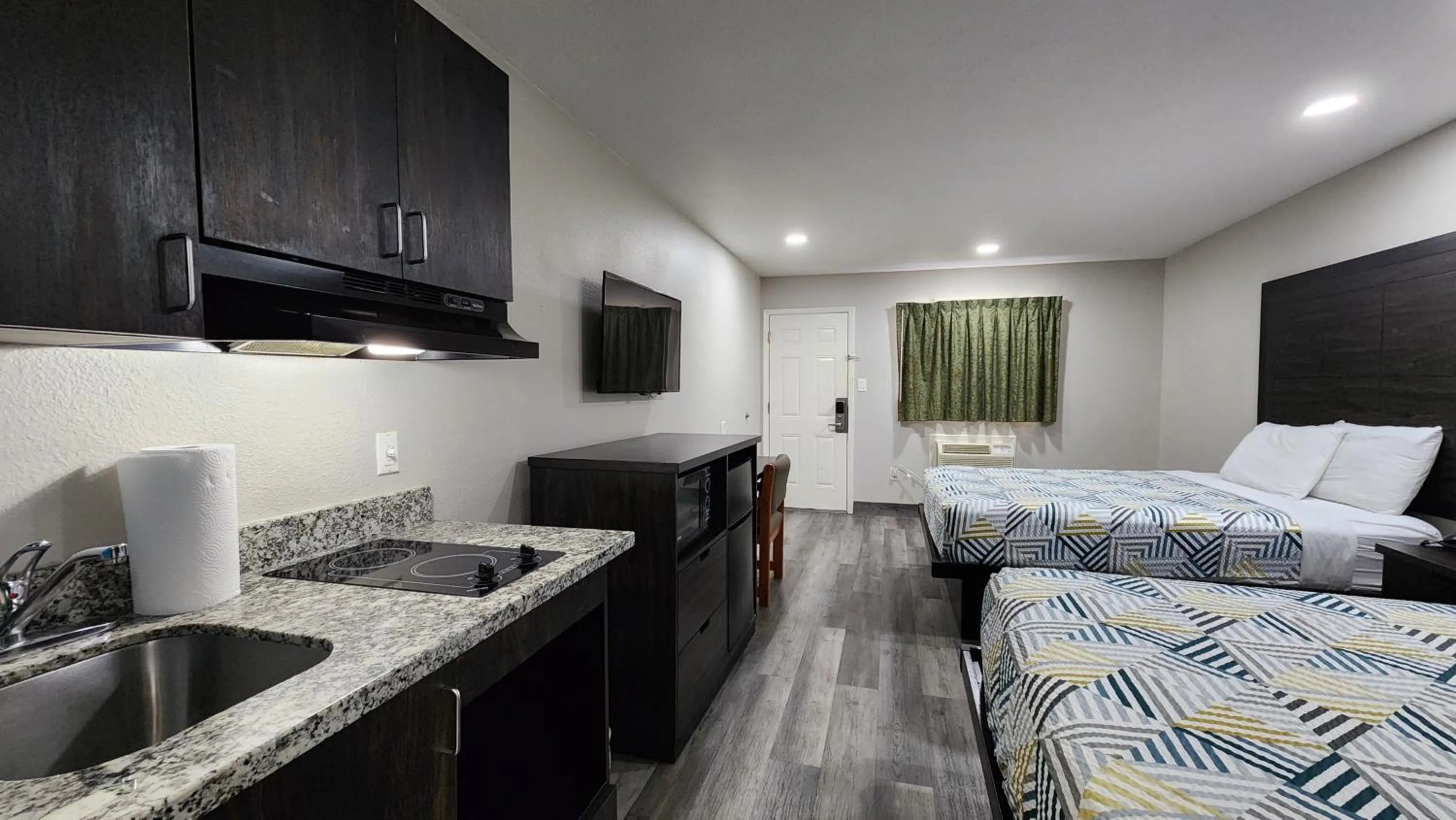 Bed in Scottish Inn & Suites