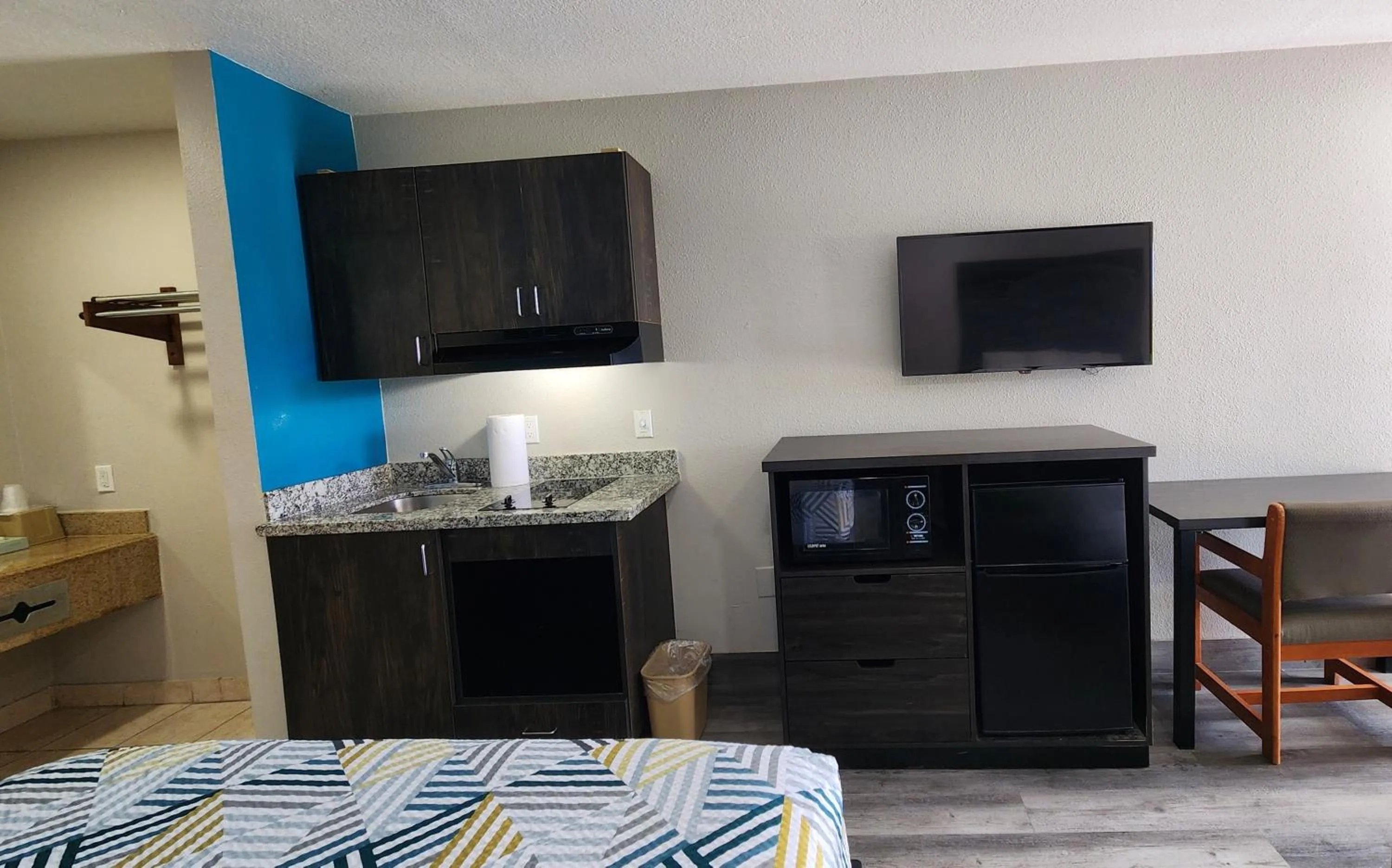 Bed in Scottish Inn & Suites