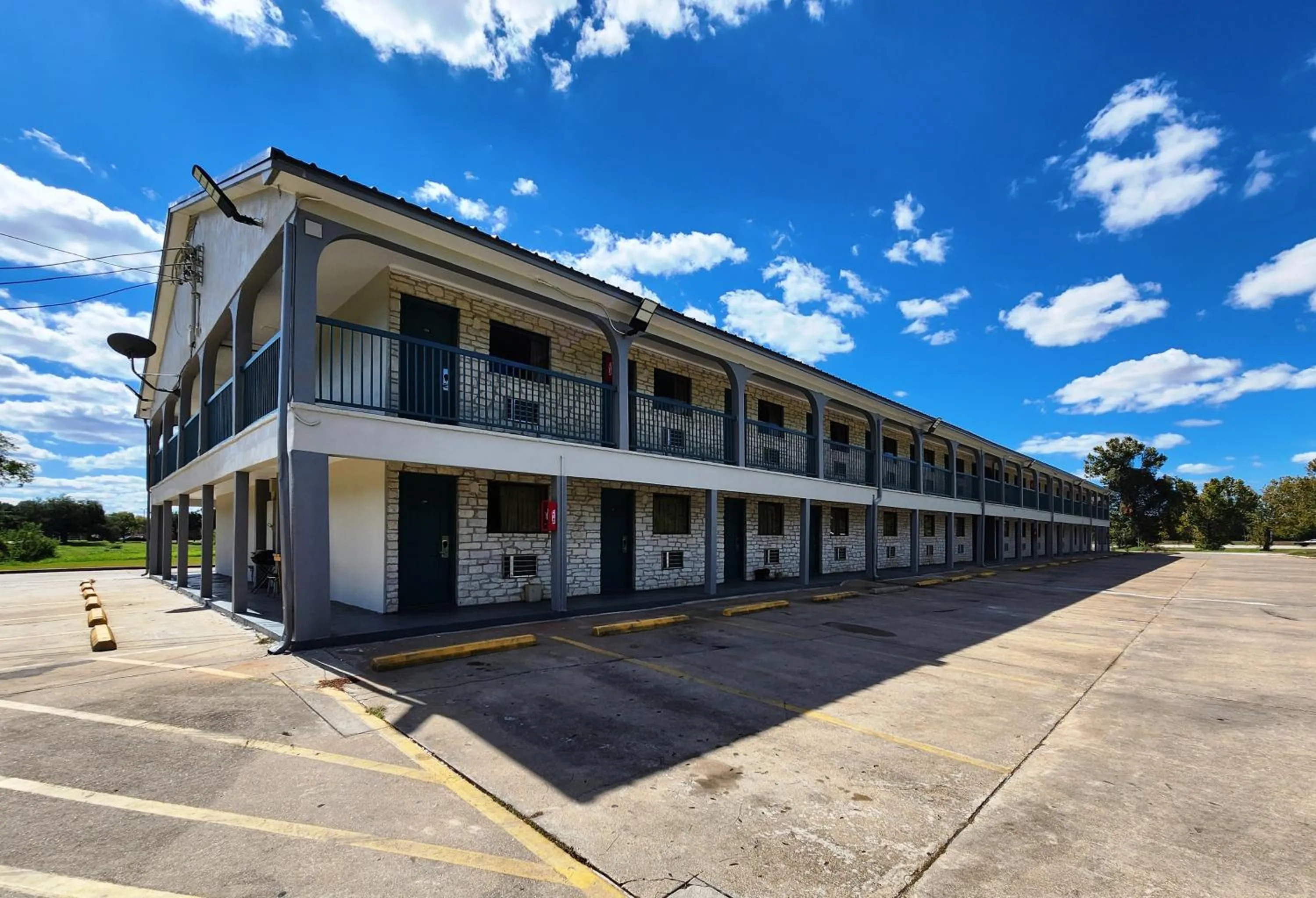 Property building in Scottish Inn & Suites