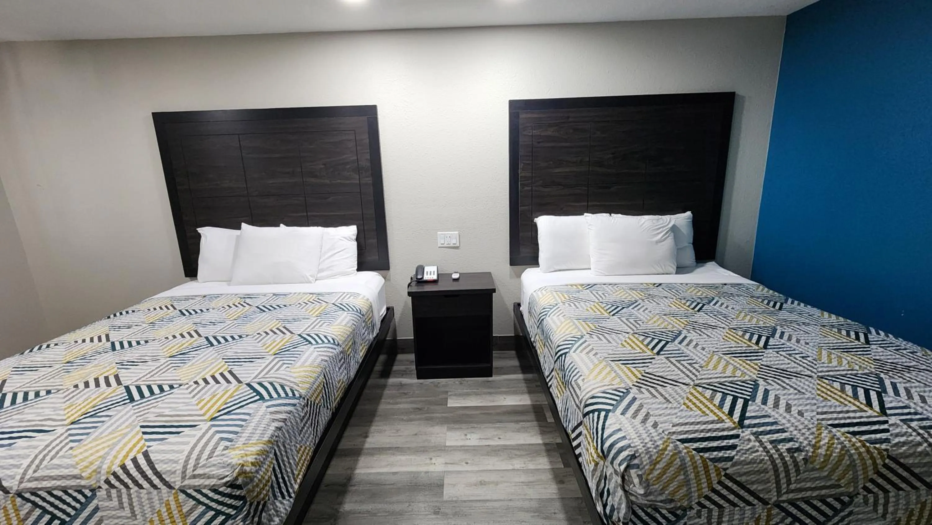 Bed in Scottish Inn & Suites