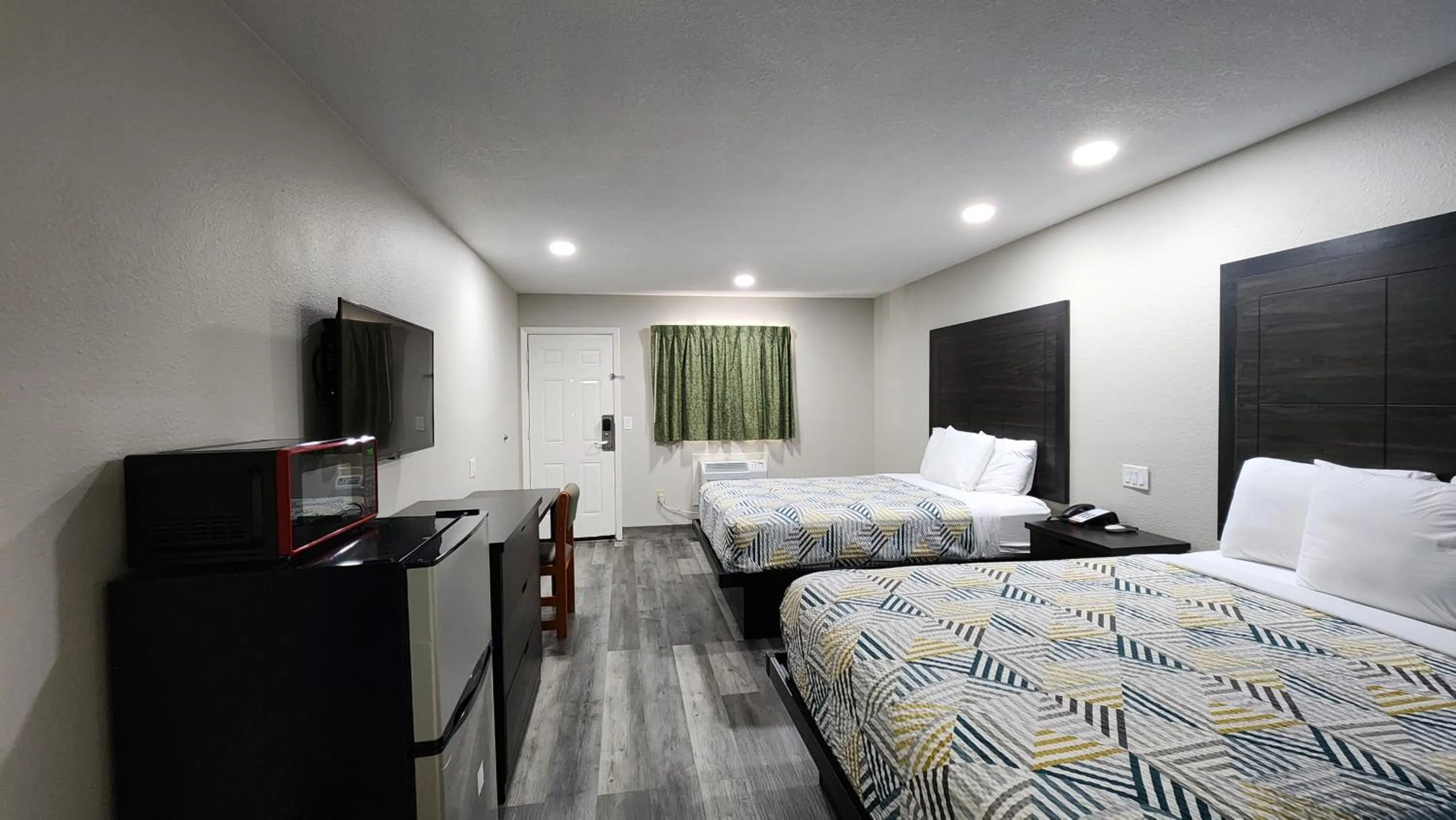 Bed in Scottish Inn & Suites