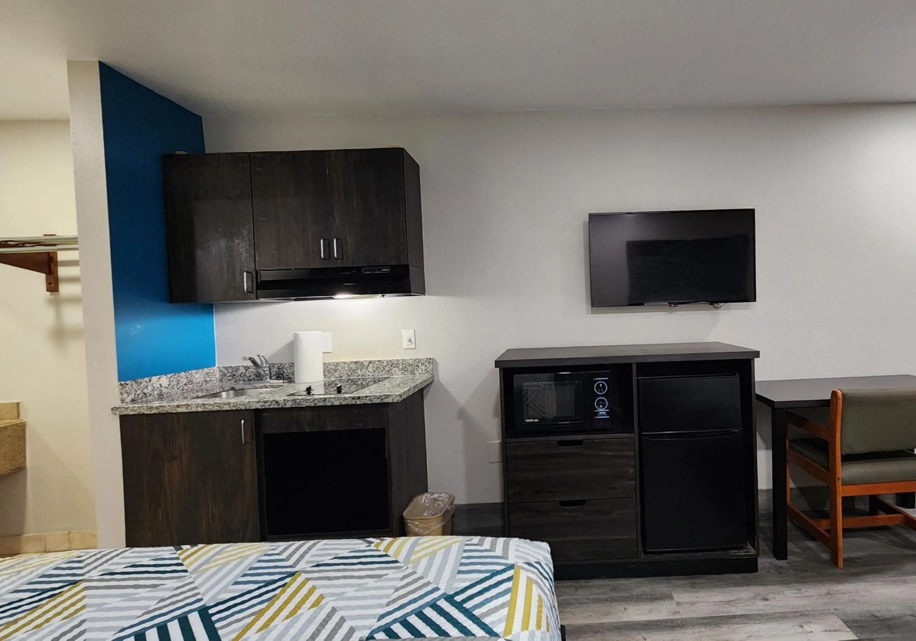 Bed in Scottish Inn & Suites